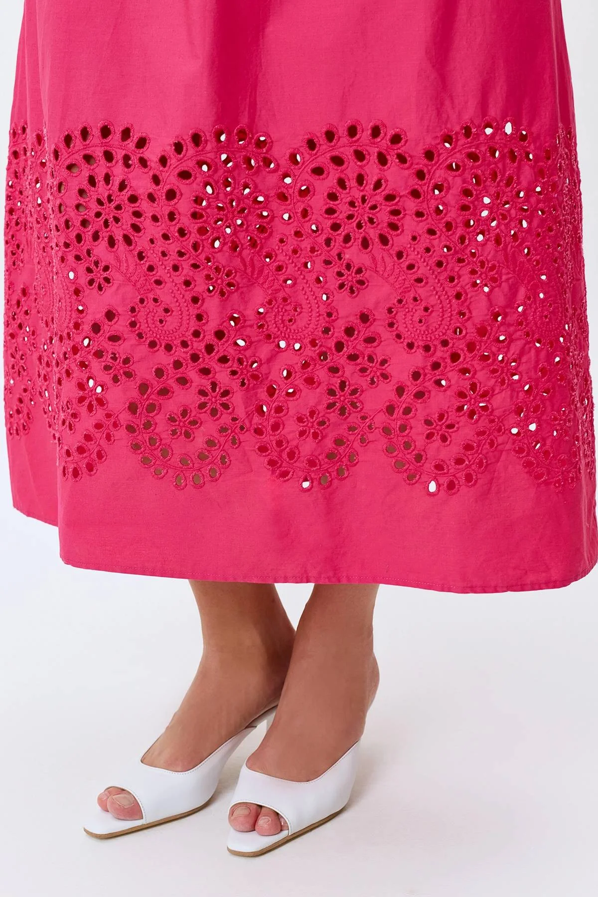 Яркое платье с вышивкой ришелье, 36