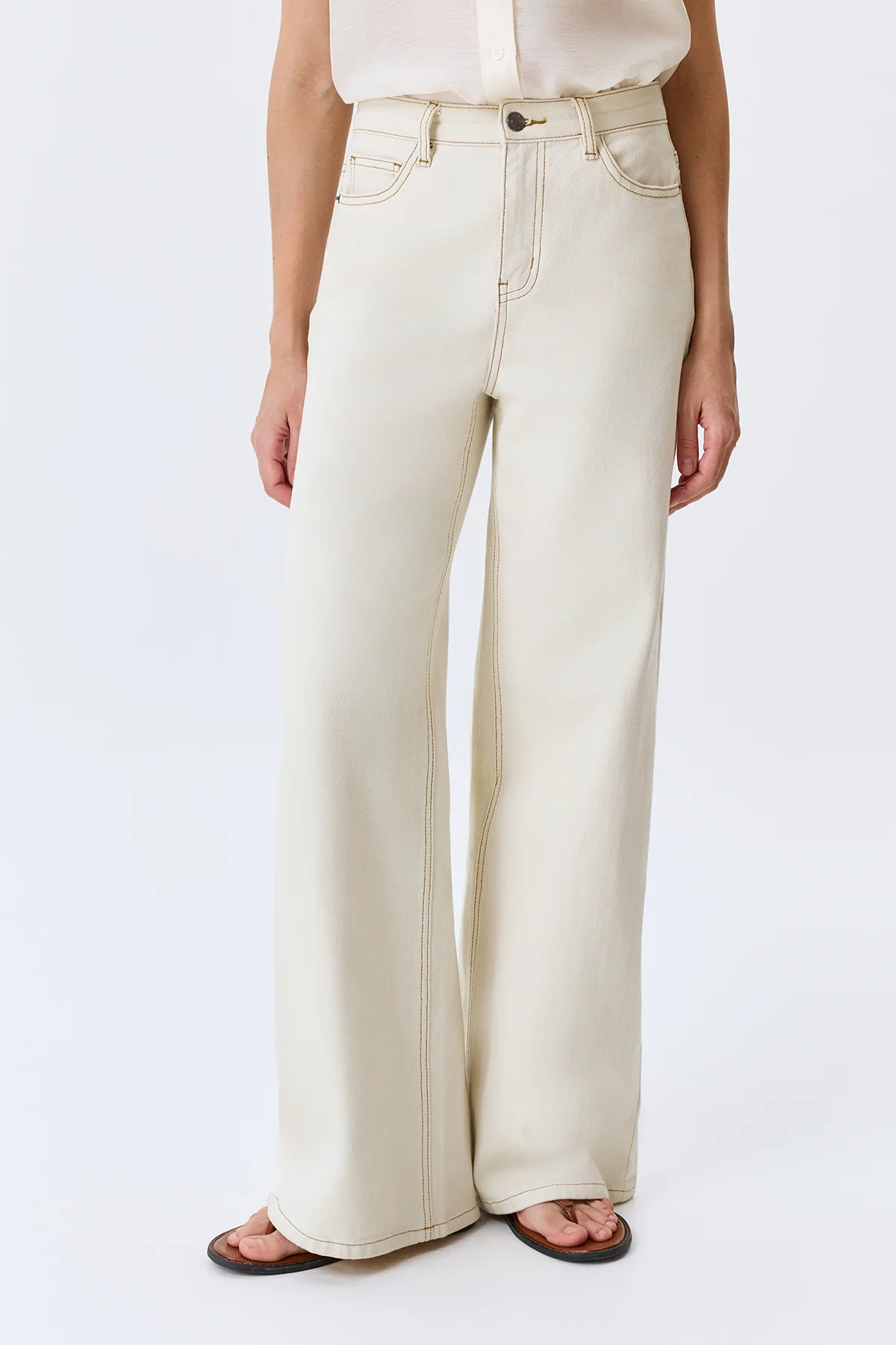 Светлые джинсы из фактурного денима, 52