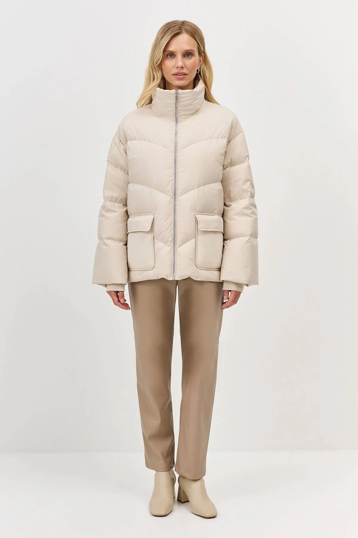 Лимитированная серия куртка с трикотажной манишкой в светло-бежевом цвете с  палантином, 40