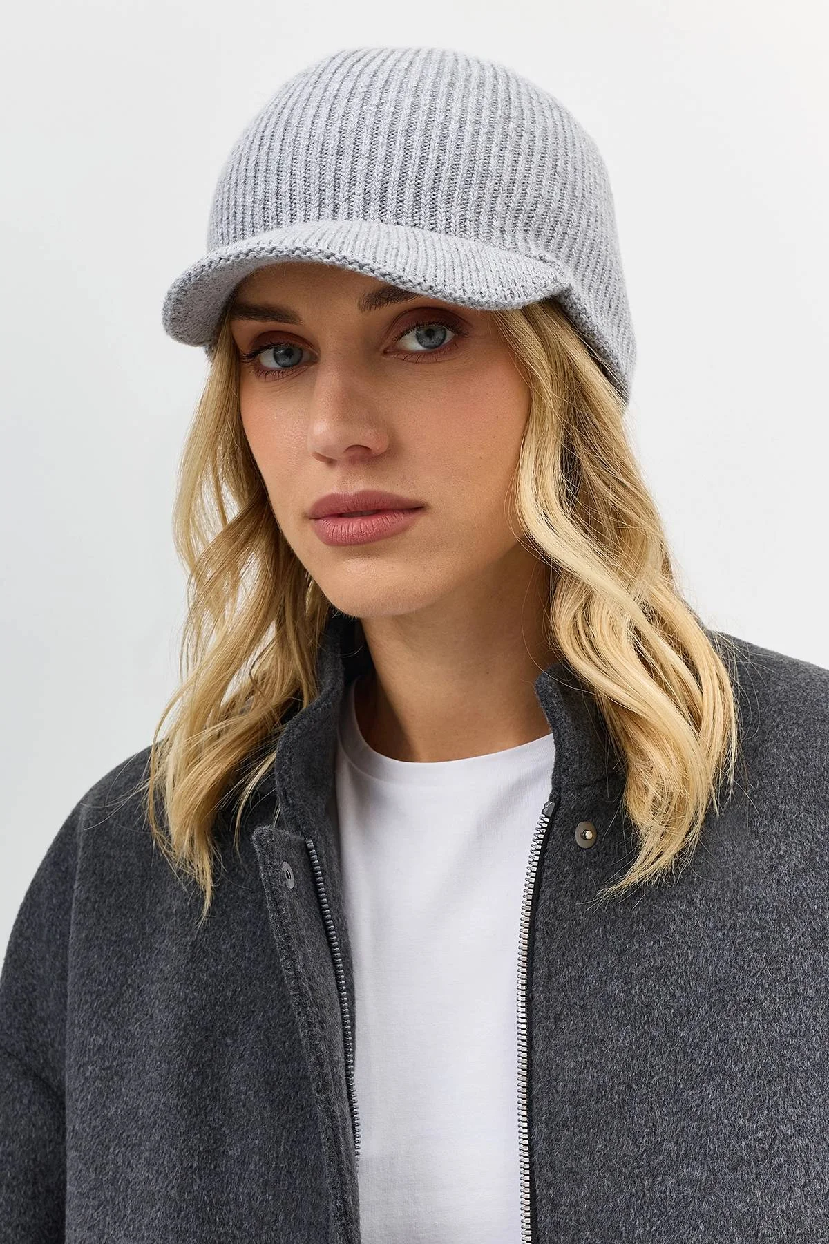 Вязаная кепка с козырьком, One