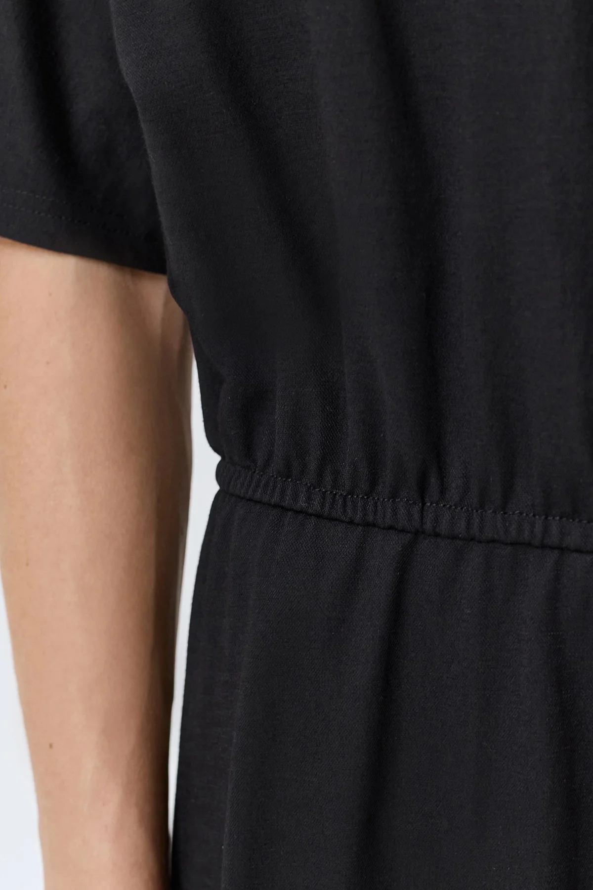 Свободное платье с деликатным декором, 40