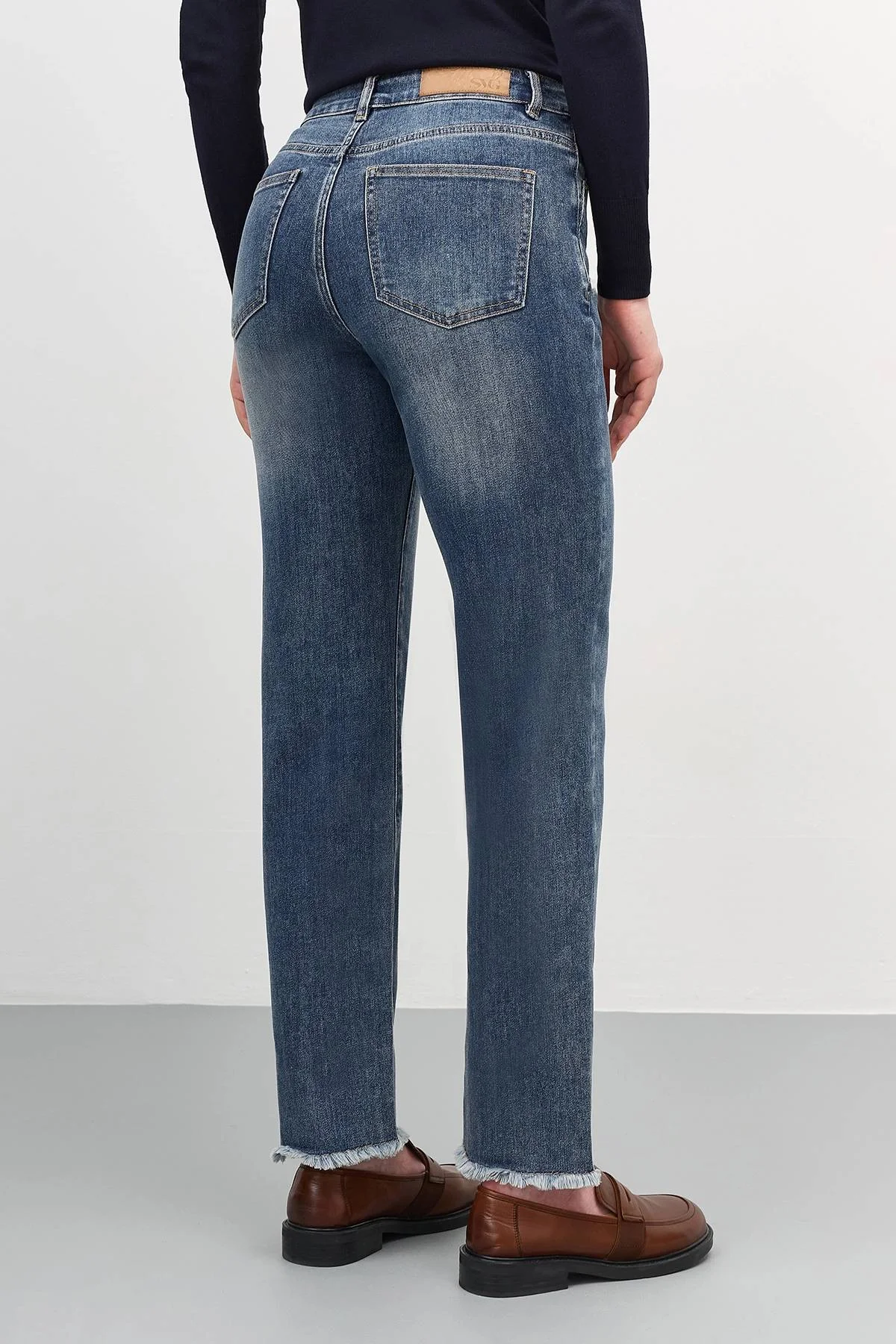 Джинсы с деликатной варкой и бахромой, 50