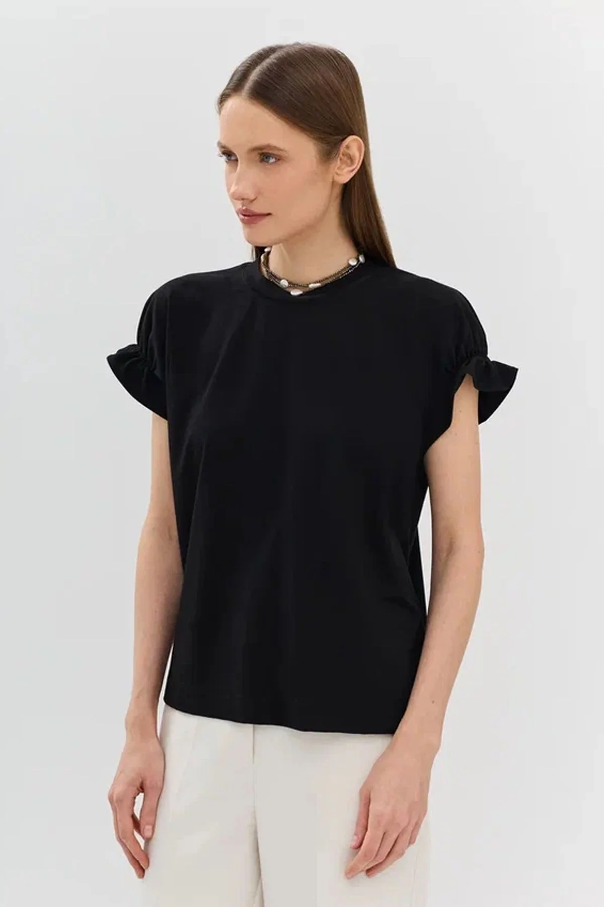 Романтичная футболка со сборкой по низу рукавов в черном цвете, 52р