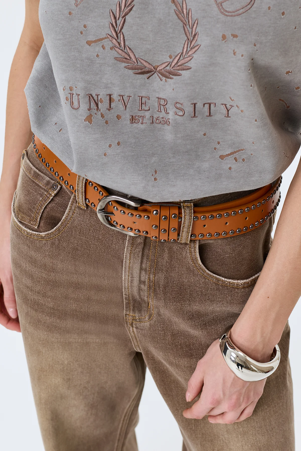 Широкий ремень с декоративными заклепками, M