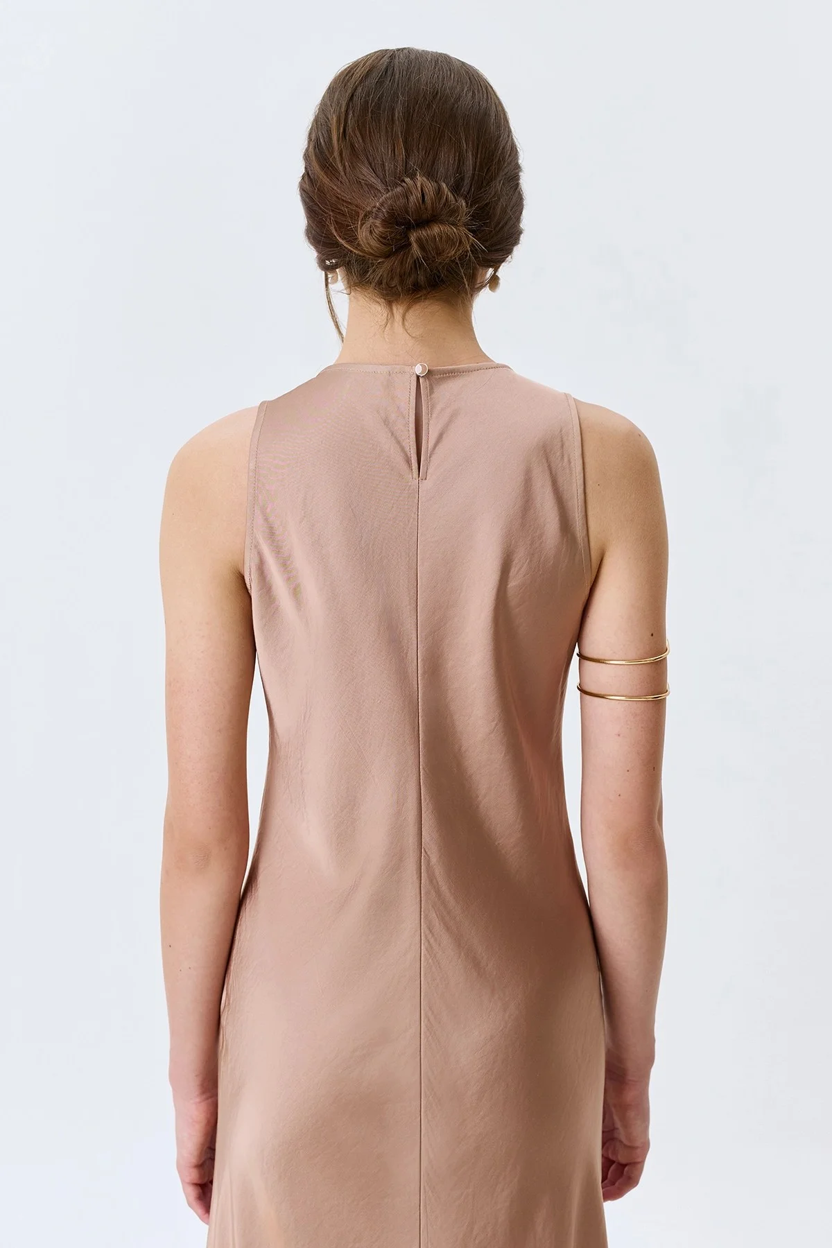 Бежевое сатиновое платье из смесовой вискозы, 44
Бежевое сатиновое платье из смесовой вискозы