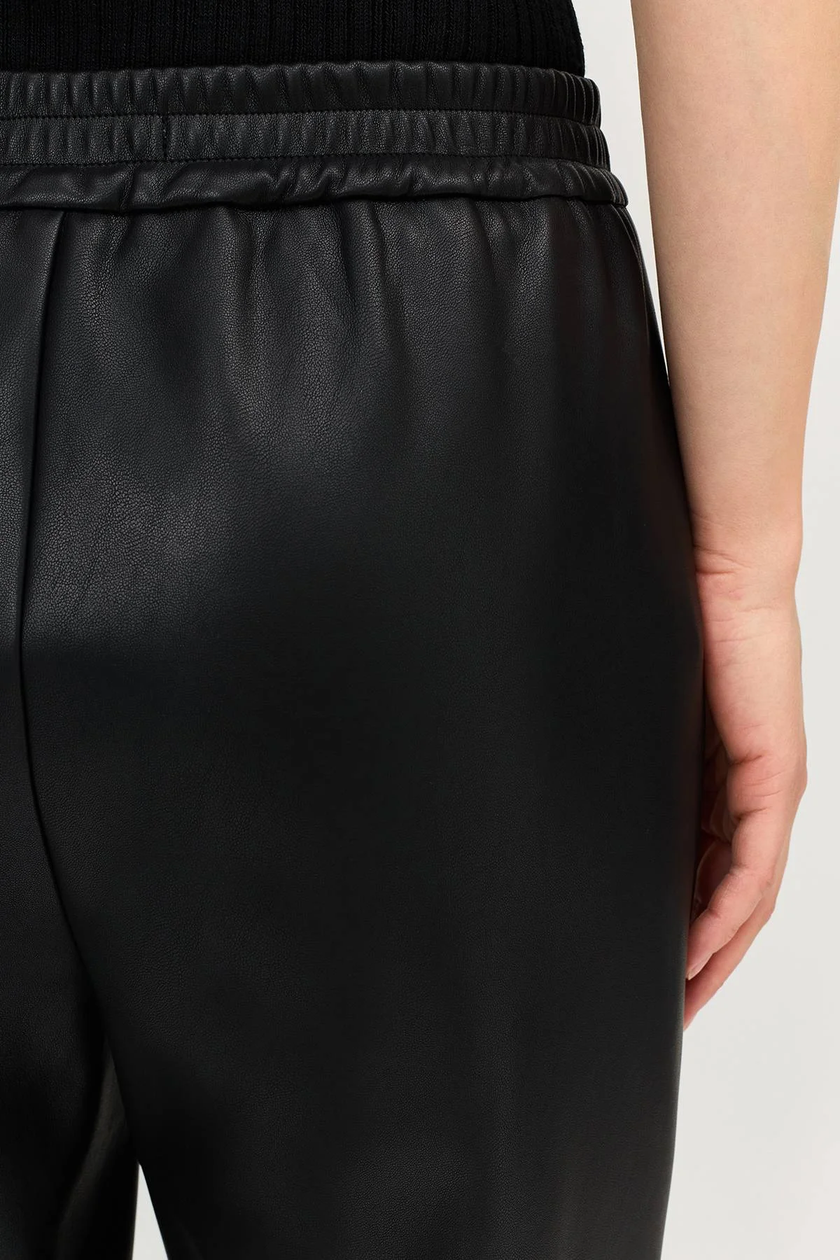 Лимитированная серия брюки в черном цвете с ремнем, 46