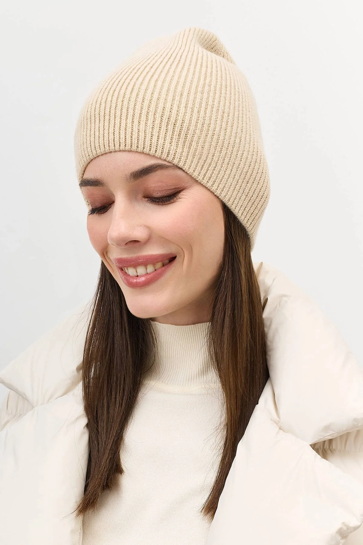 Светлая шапка из вискозы и ангоры, One