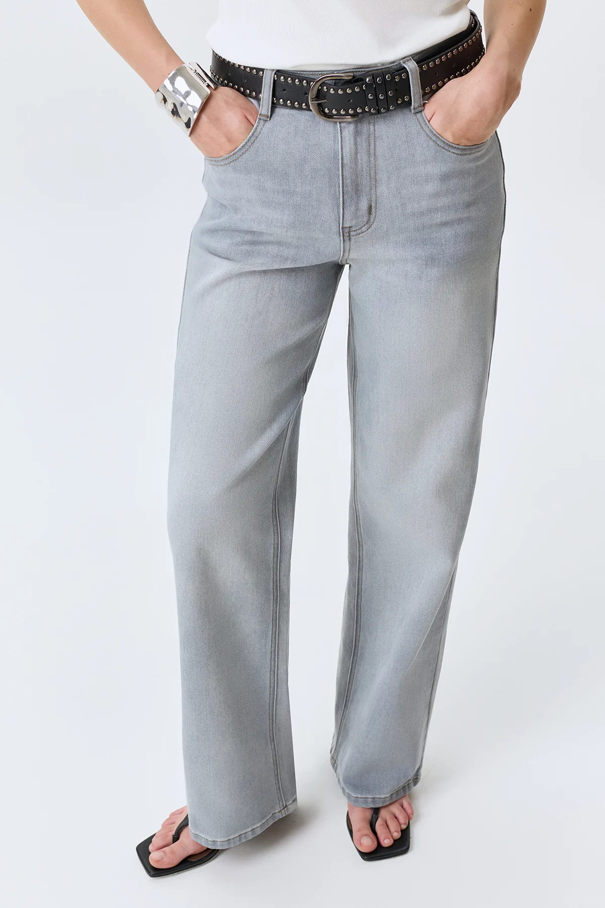 Широкий ремень с декоративными заклепками, M