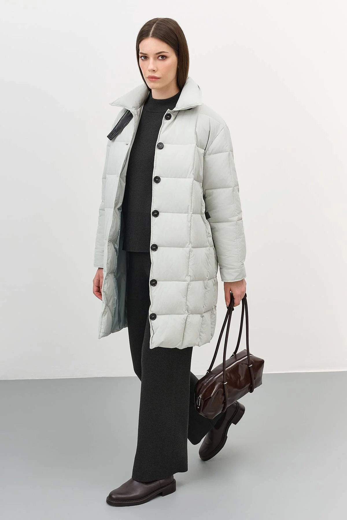 Лимитированная серия стеганое пальто с контрастной фурнитурой с палантином, 50