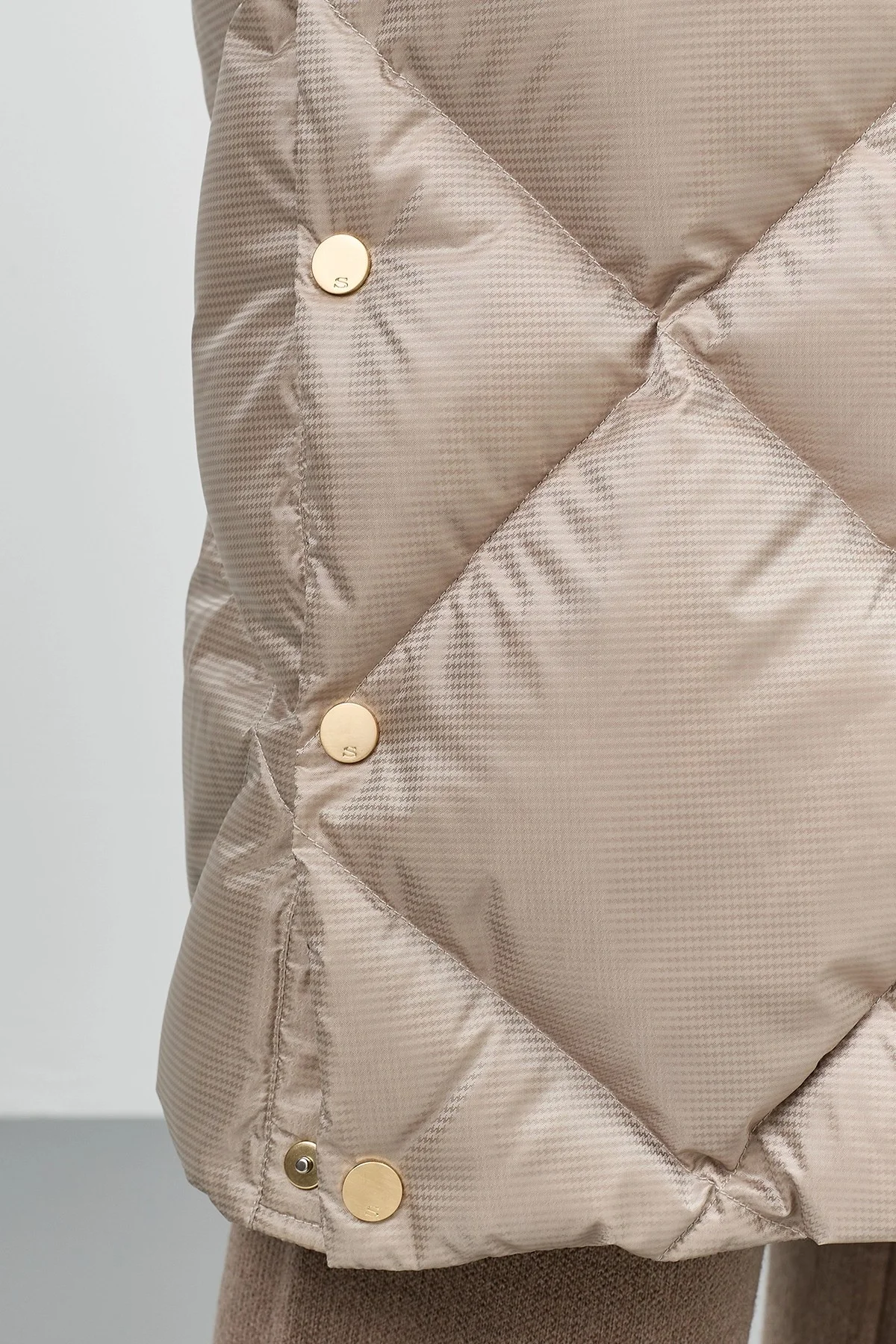 Пуховое пальто из фактурной ткани, 50