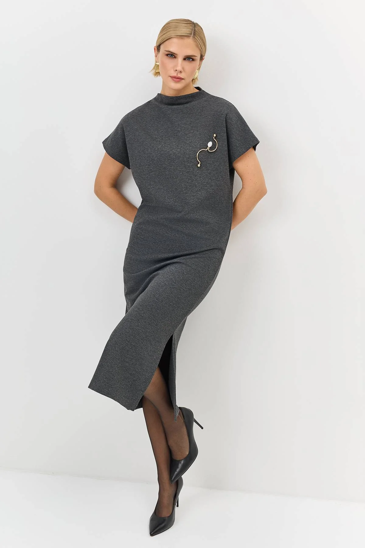 Лимитированная серия платье-миди с брошью и палантином, 34