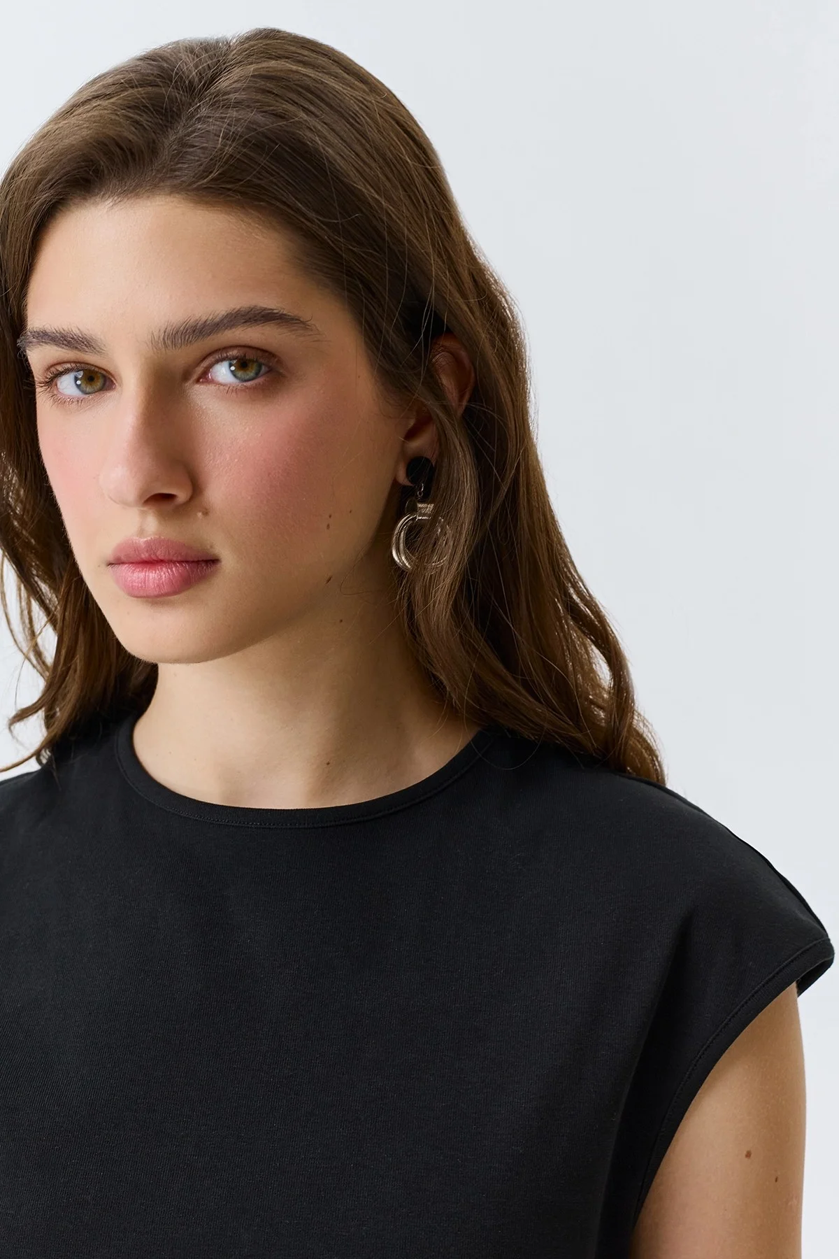 Асимметричный черный топ с высоким разрезом, 50