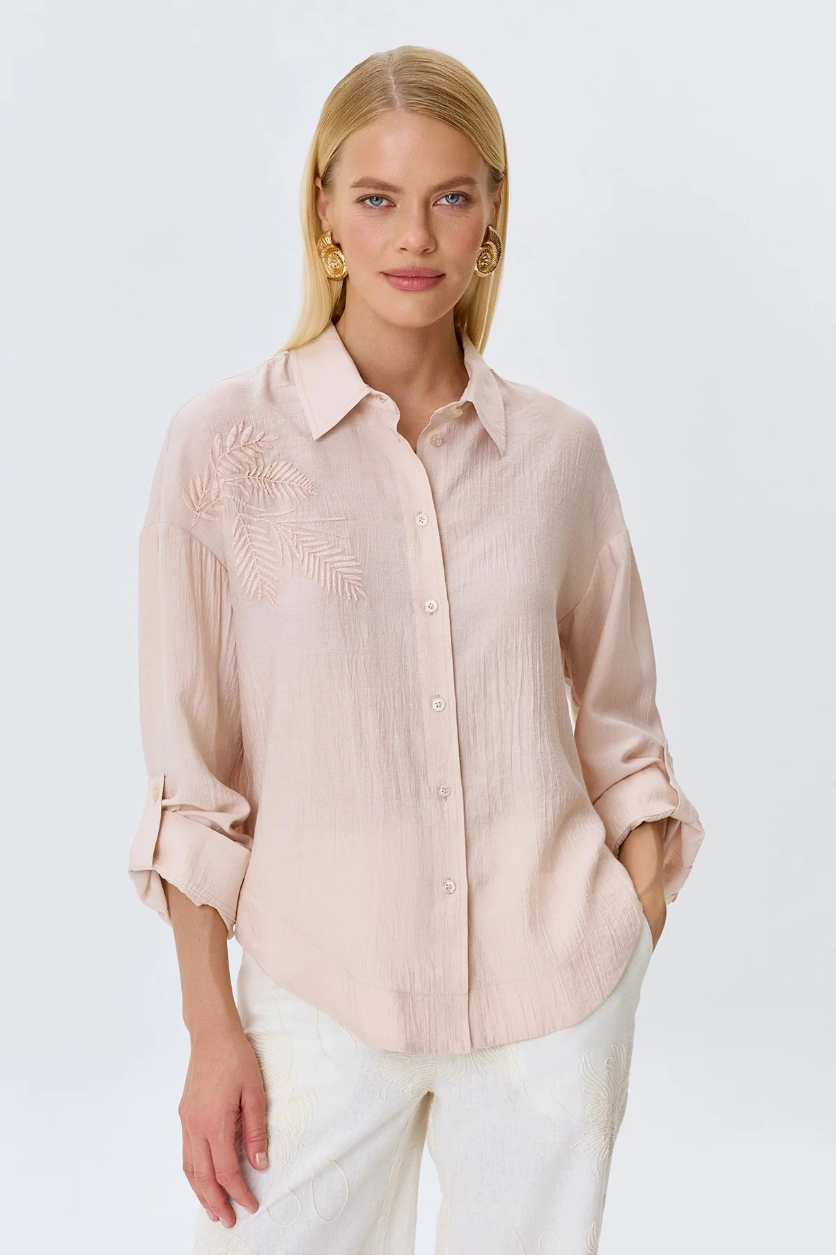 Блузка с акцентной вышивкой, 44