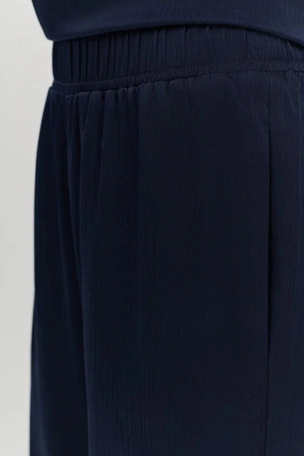 Прямые брюки тёмно-синего цвета с резинкой на талии, 44р