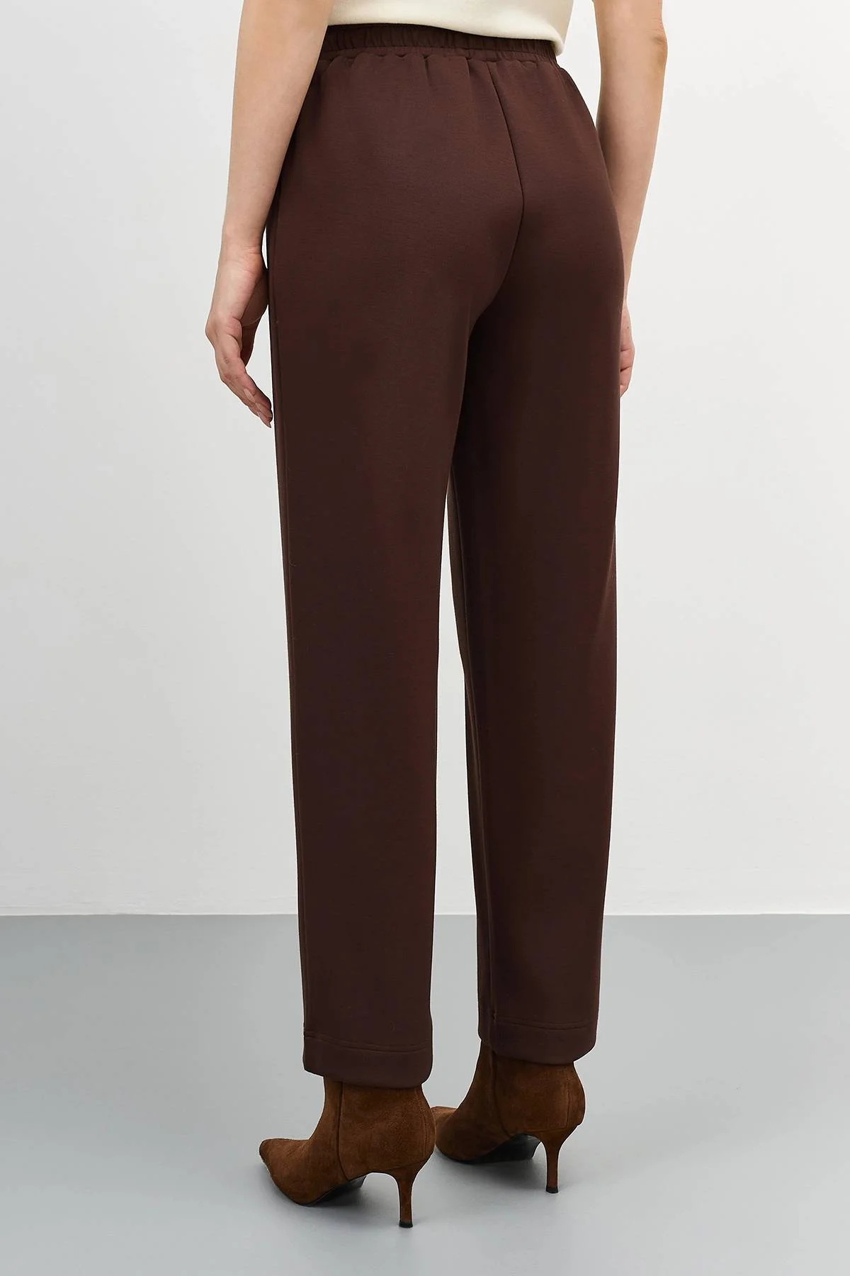 Брюки из вискозы со стрелками, 44 Брюки из вискозы со стрелками, 44