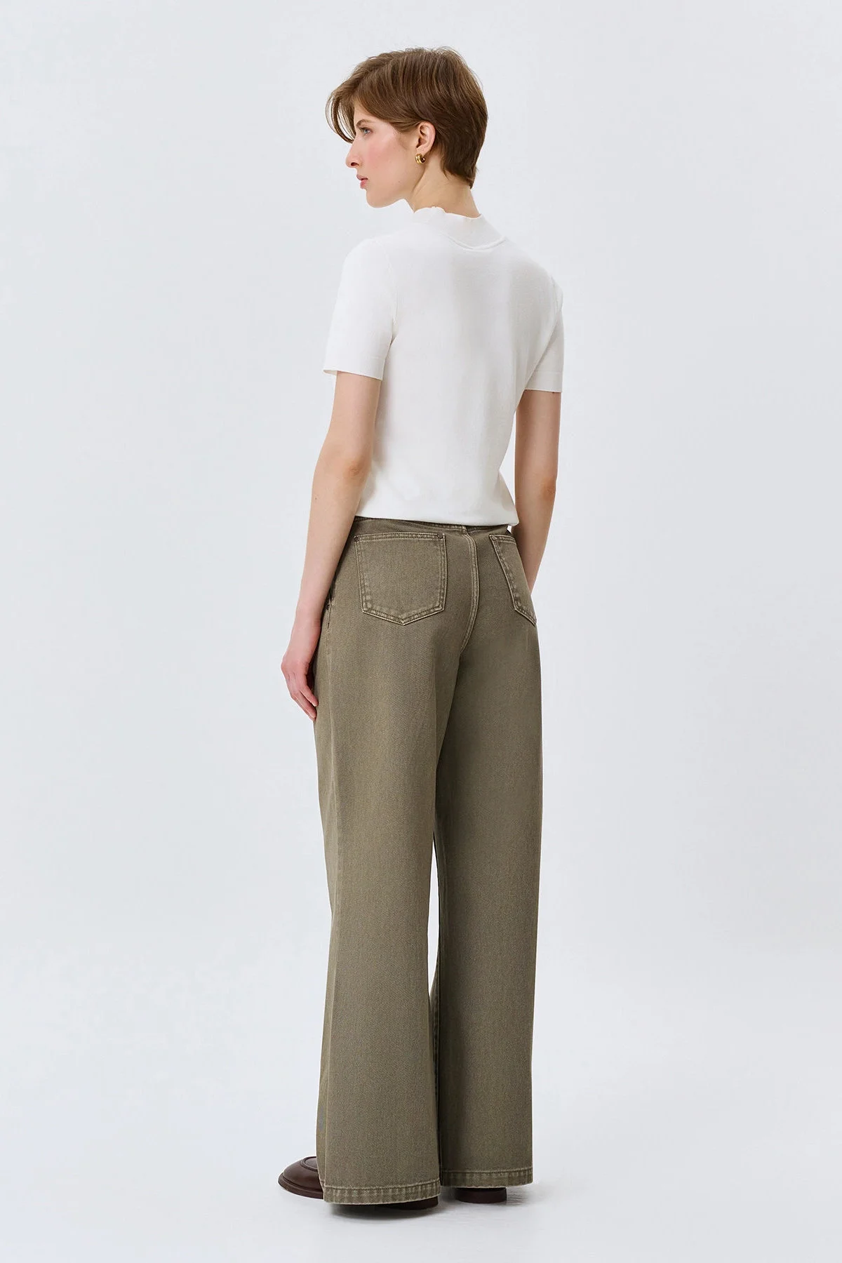 Оливковые джинсы с мягкими складками, 46