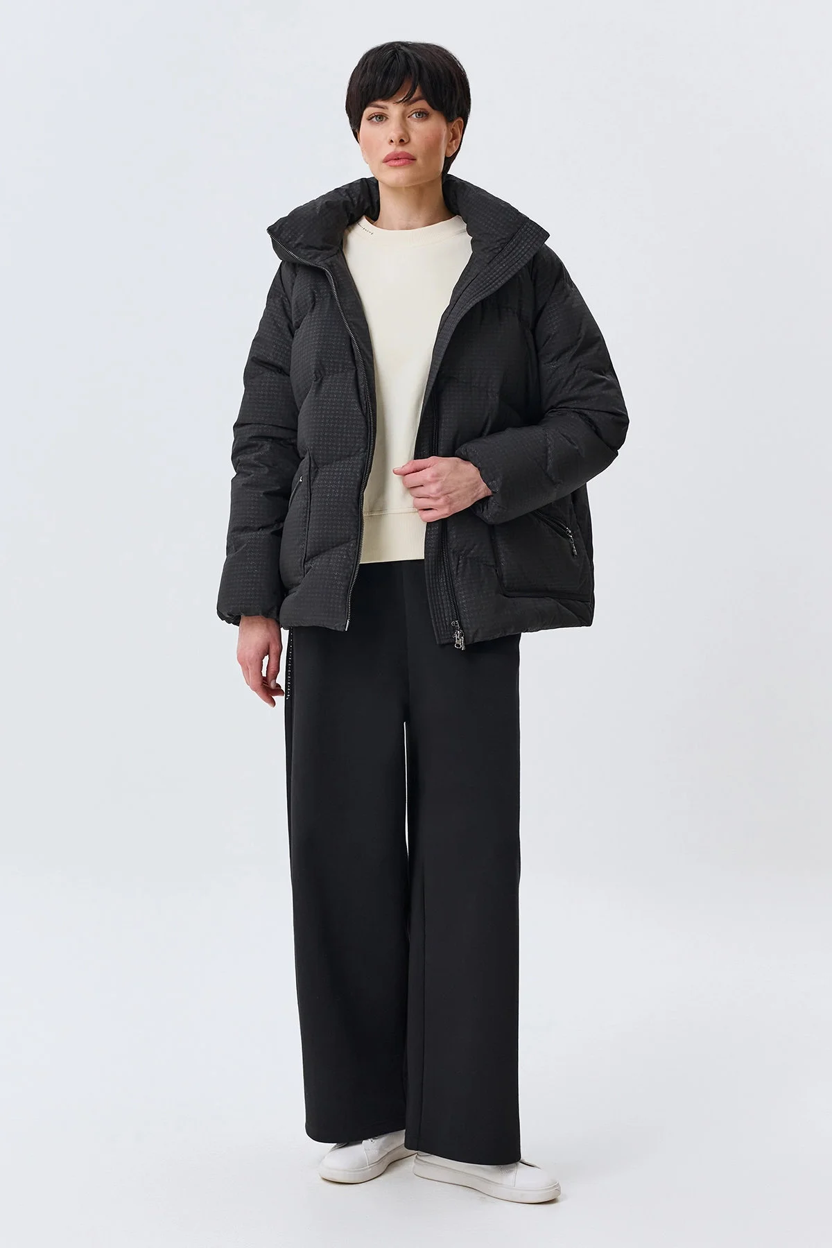 Oversize пуховик черный с деликатным блеском, 46