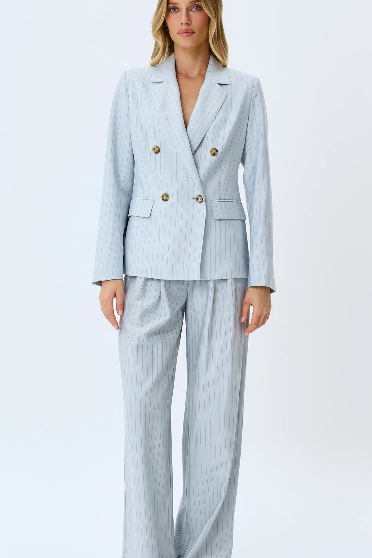 Элегантный жакет с акцентными золотыми пуговицами, 48