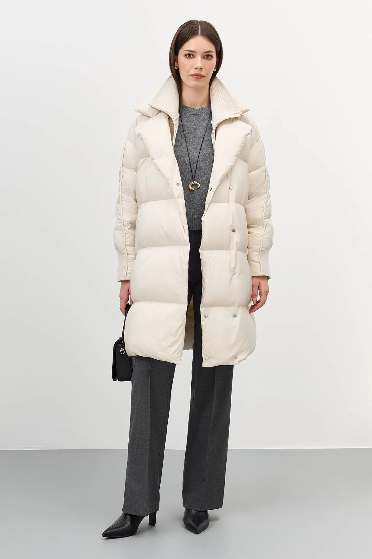 Лимитированная серия белый пуховик на запах с трикотажной манишкой и палантин, 52