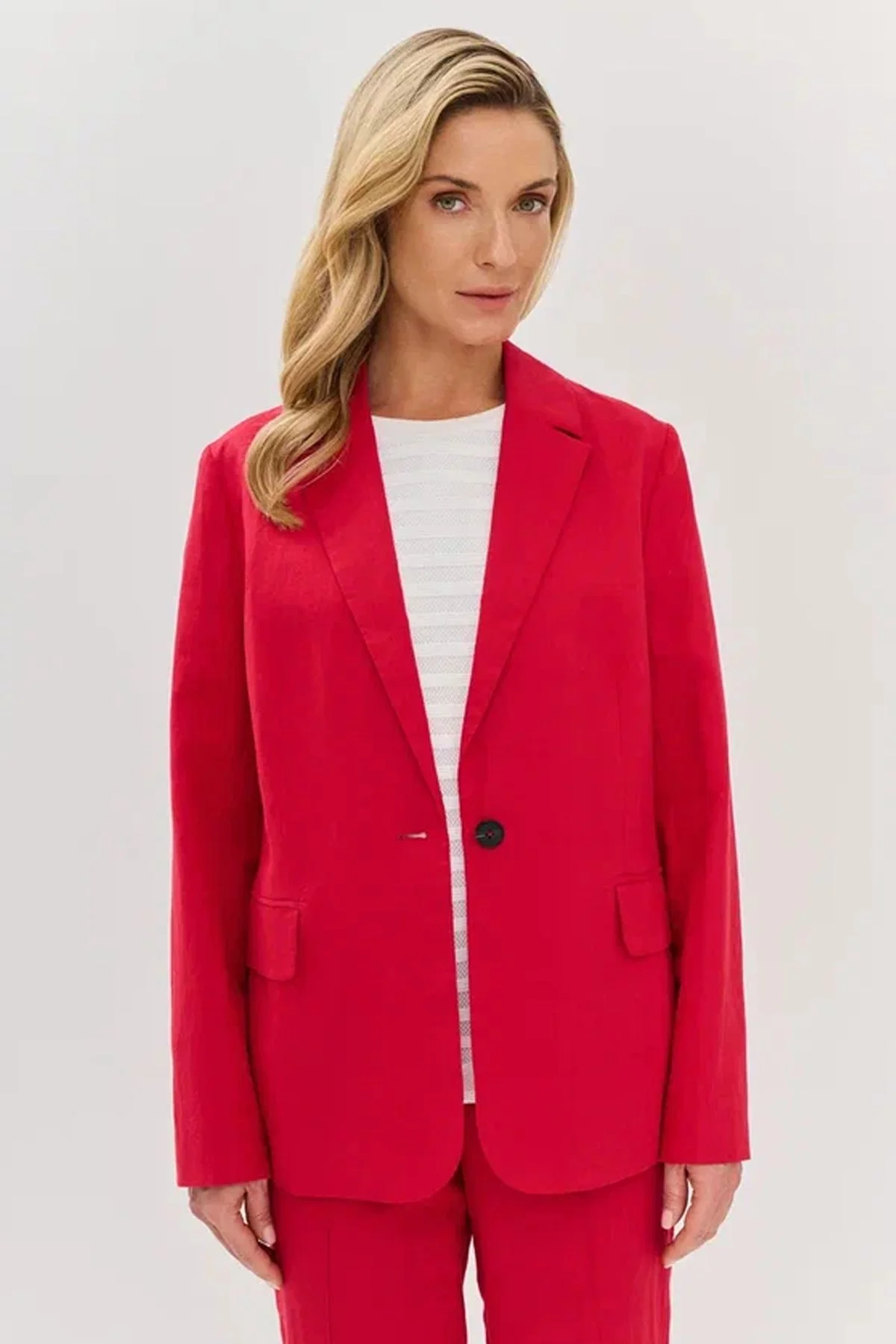 Однобортный жакет красного цвета с контрастной пуговицей, 52р