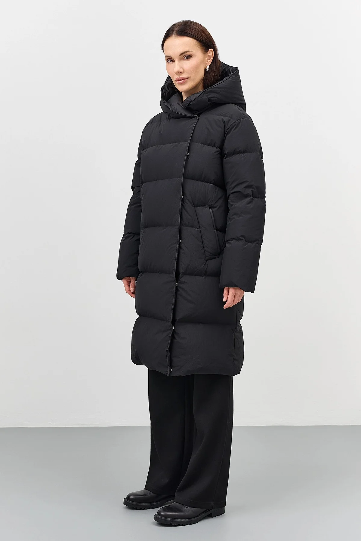 Темный пуховик с капюшоном, 42