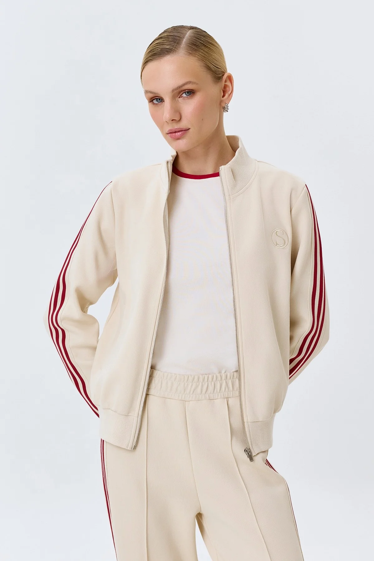 Трикотажный бомбер с контрастными лампасами, 50