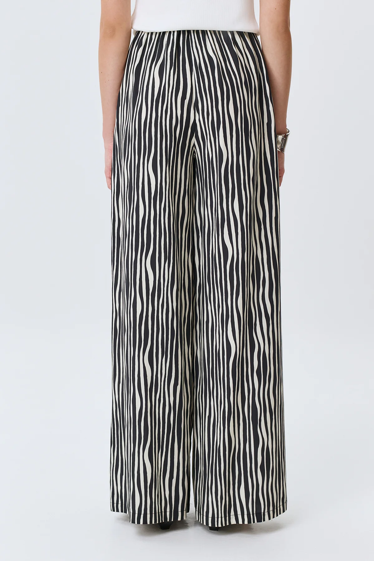 Брюки в монохромную полоску, 46