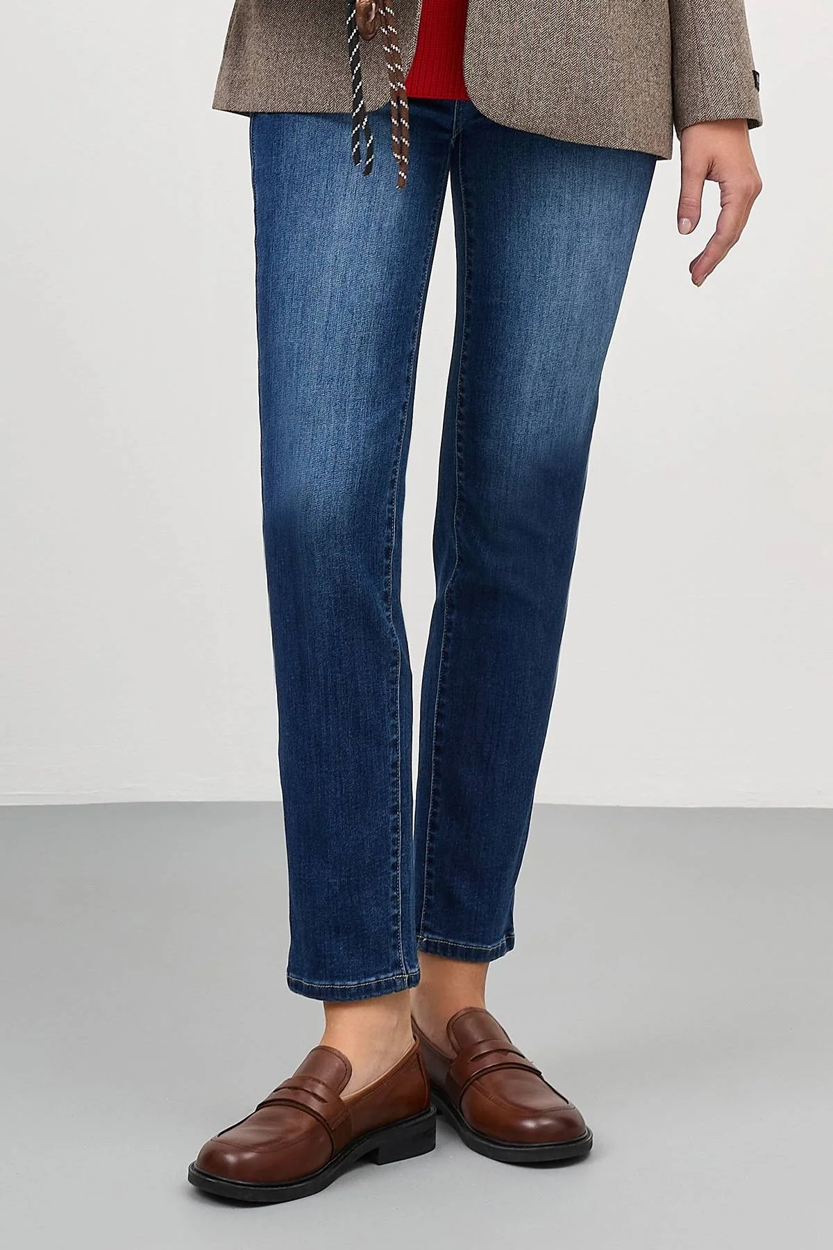 Джинсы с деликатными дестроями, 44