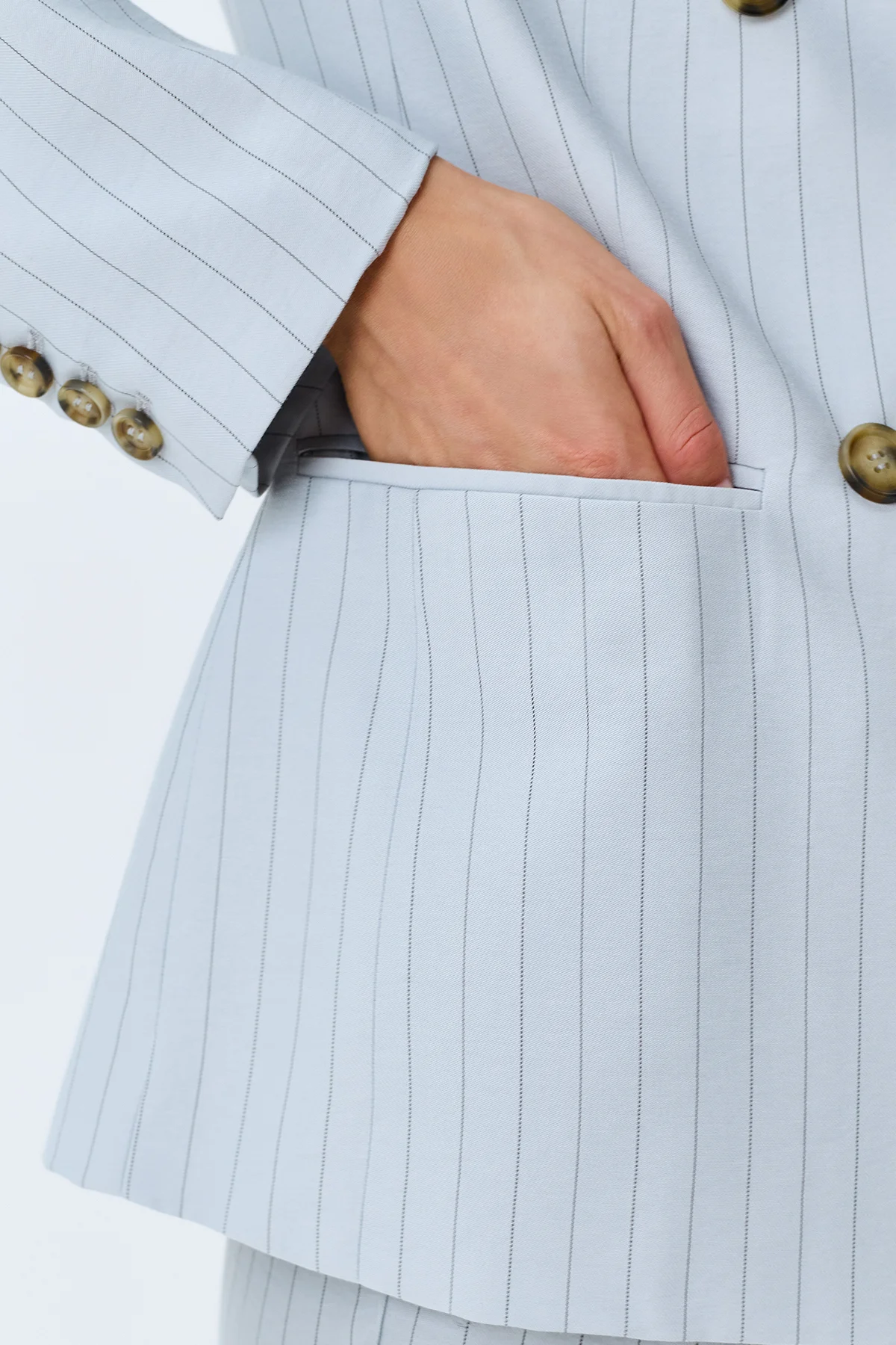 Элегантный жакет с акцентными золотыми пуговицами, 46