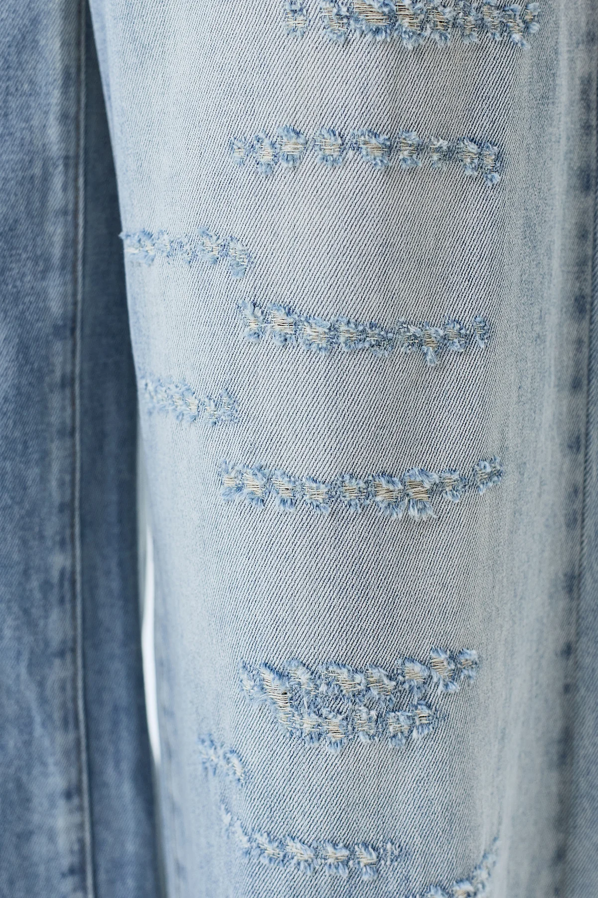 Широкие джинсы с акцентными дестроями, 42