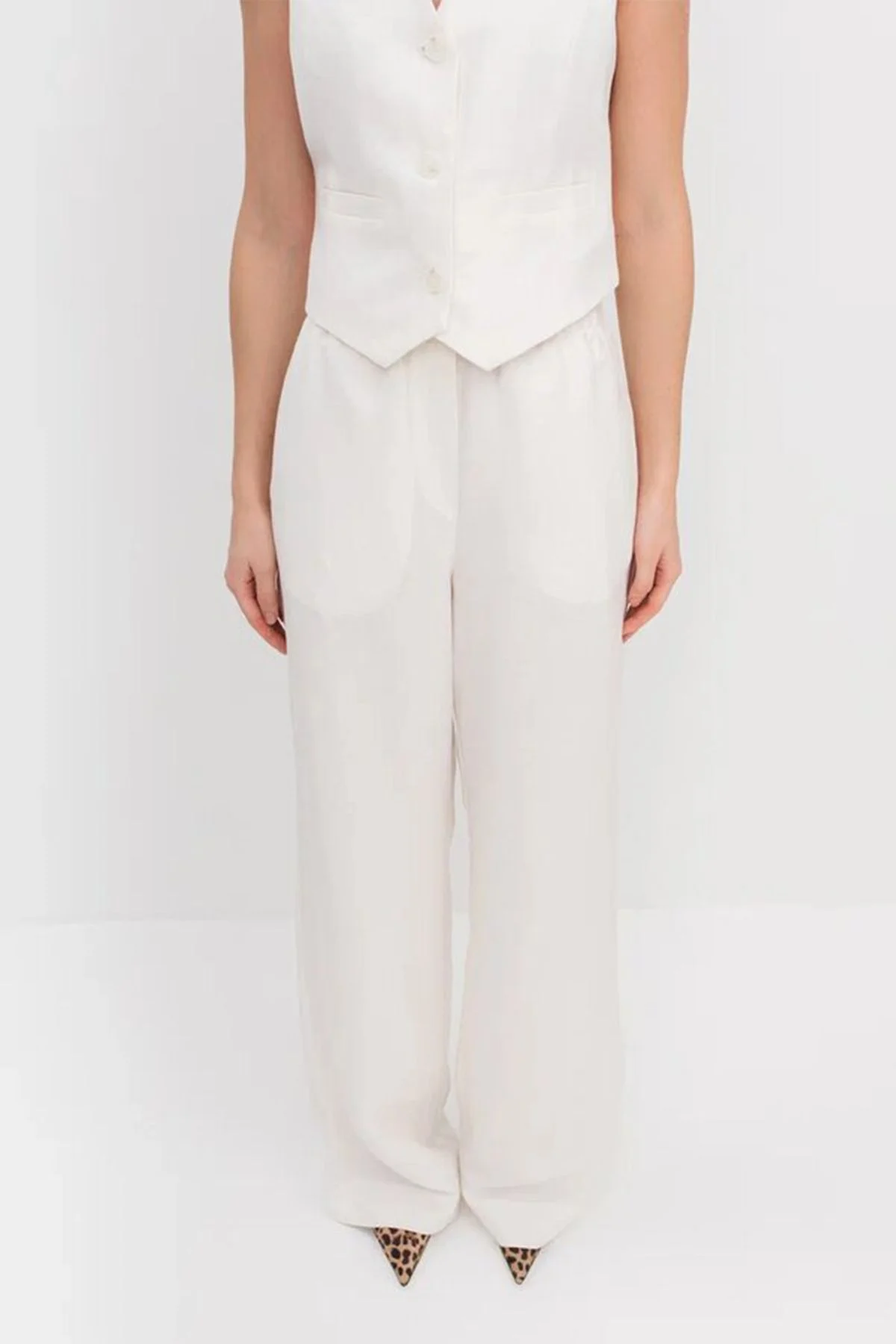 Базовые брюки молочного цвета с мягкими складками, 40р