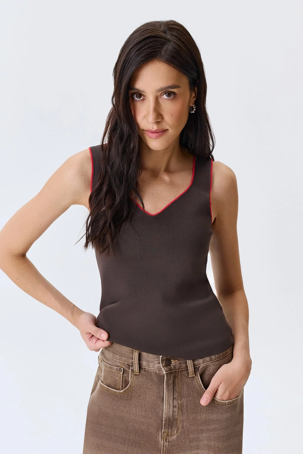 Топ из вискозы с контрастным кантом, 40