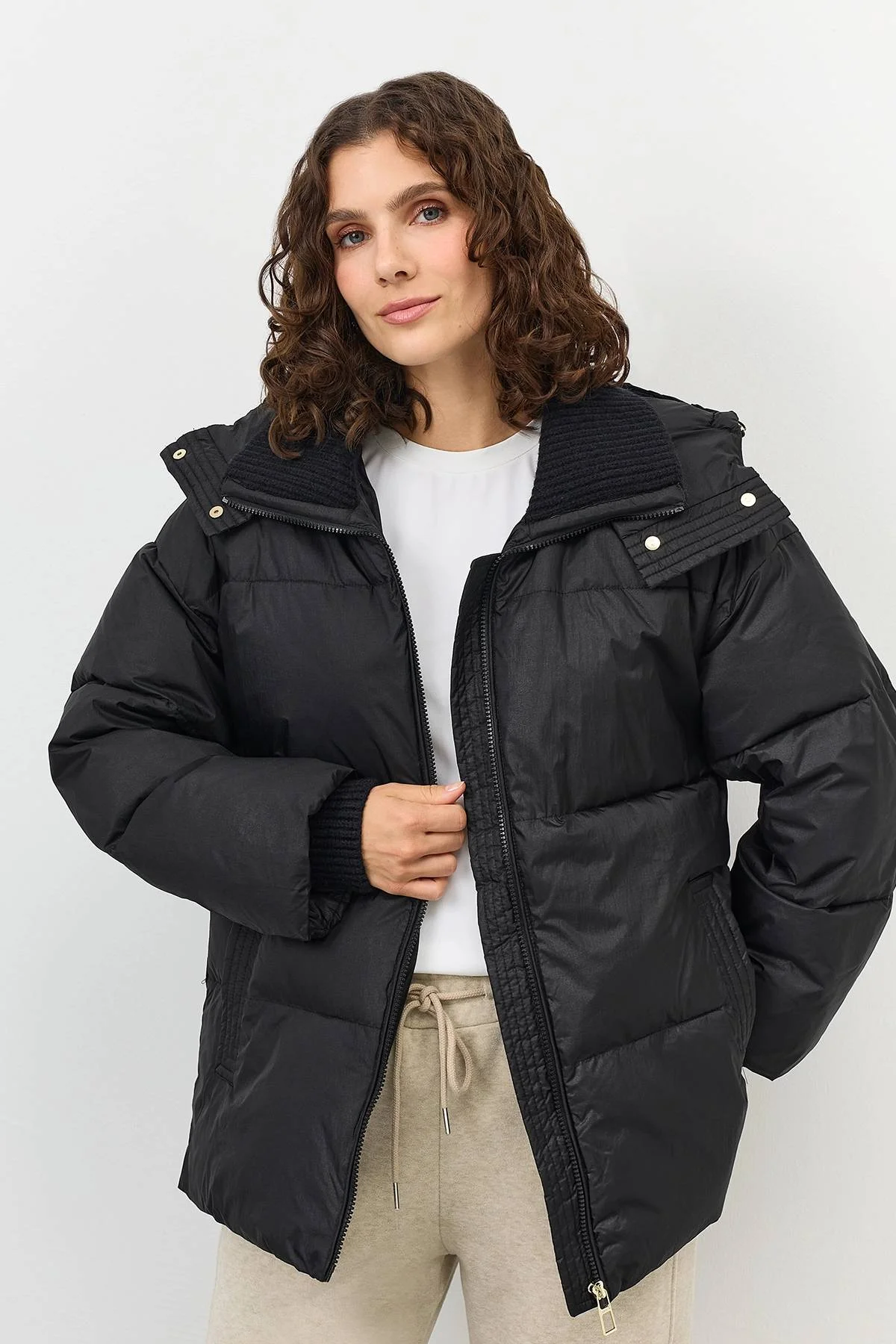 Лимитированная серия черная куртка из нейлона с метализированным эффектом с палантином, 50