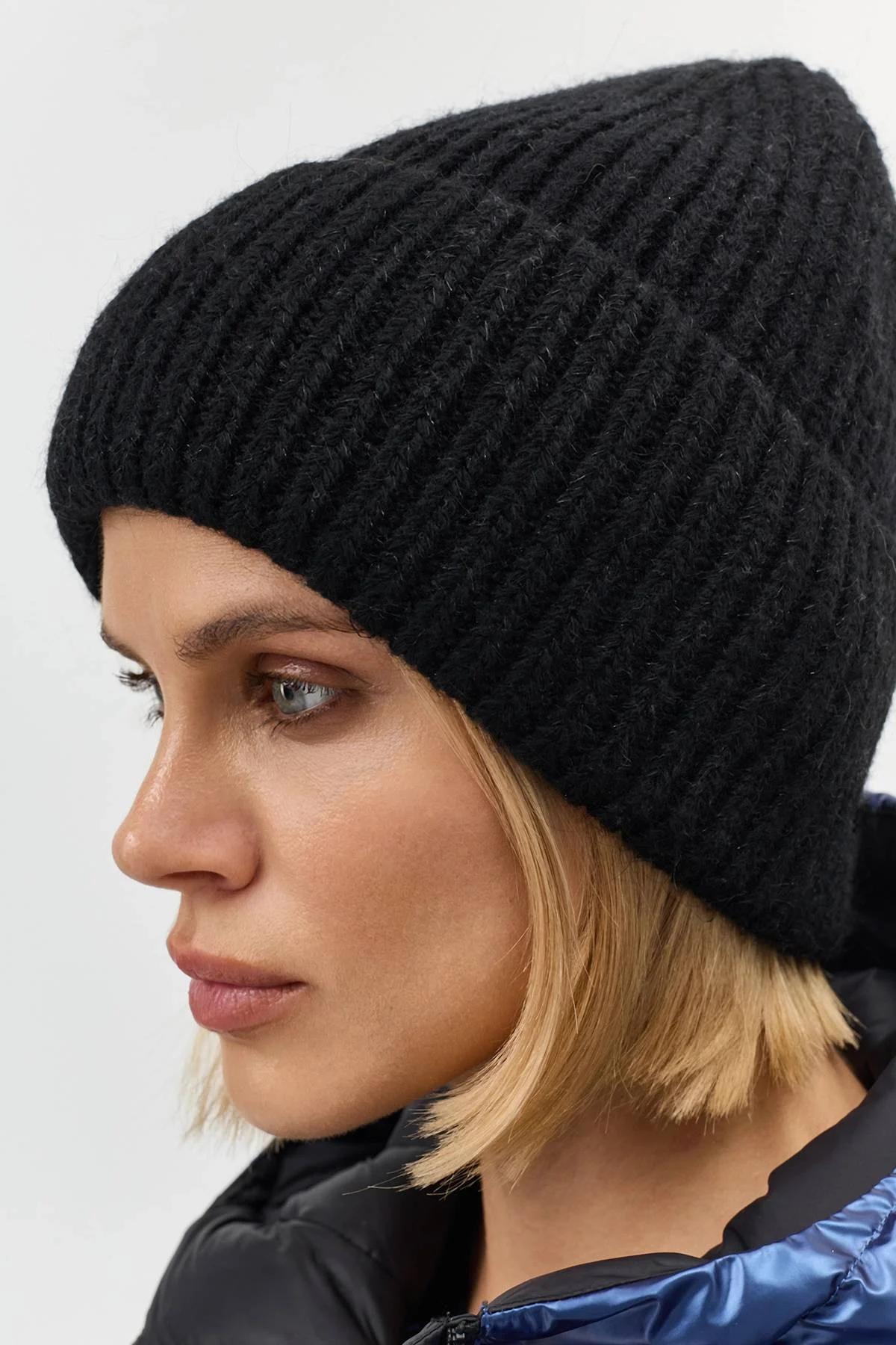 Черная шапка бини с люрексом и пайетками, One