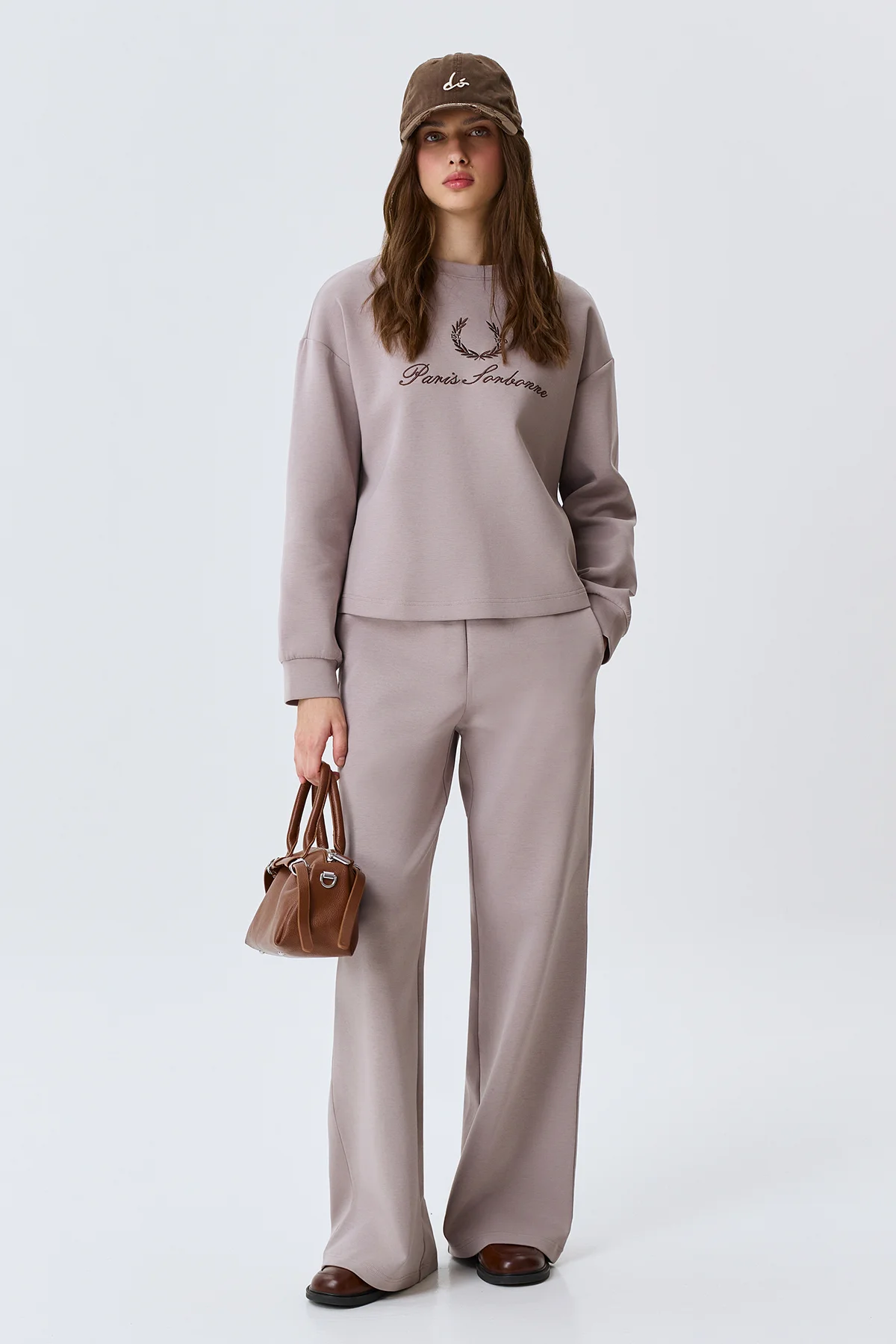 Oversize свитшот с деликатной вышивкой, 52