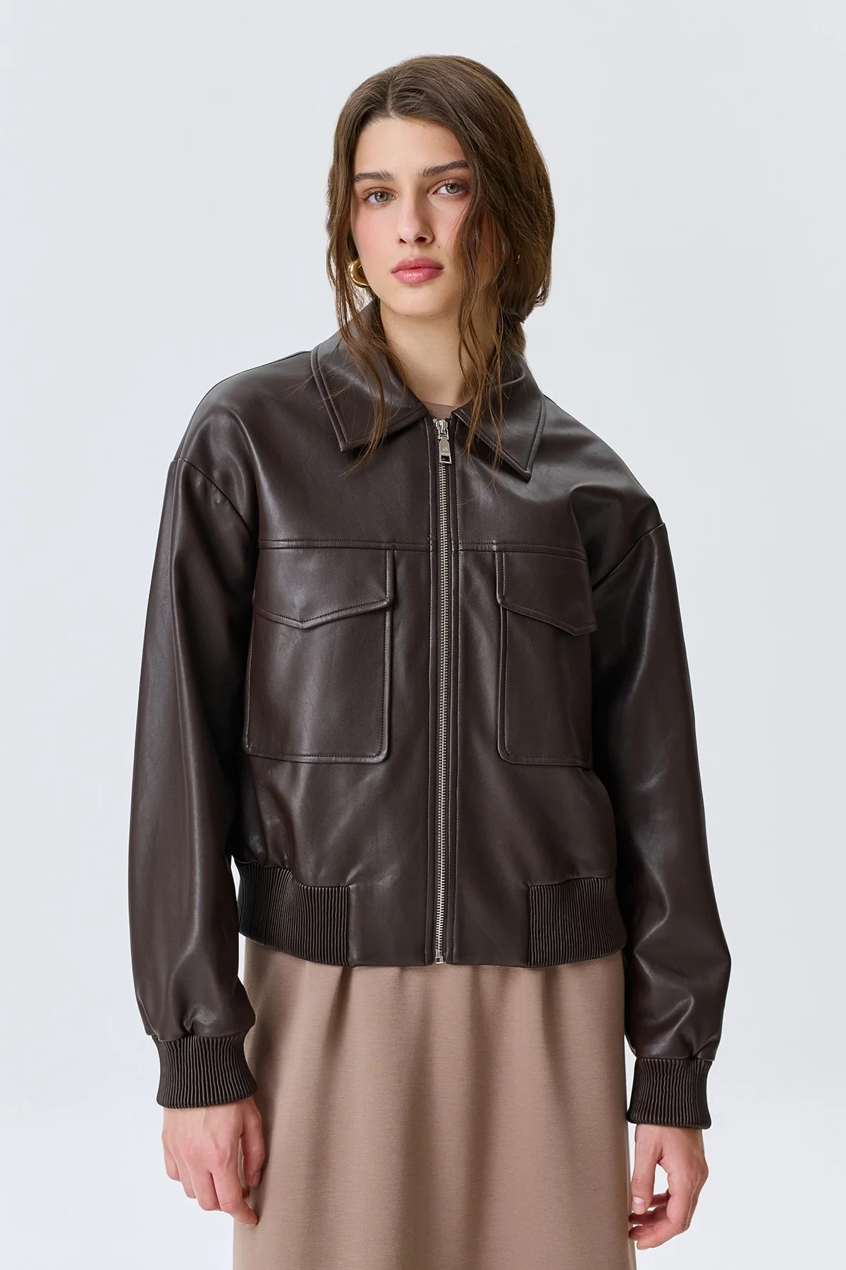 Бомбер из эко кожи с накладными карманами, 50