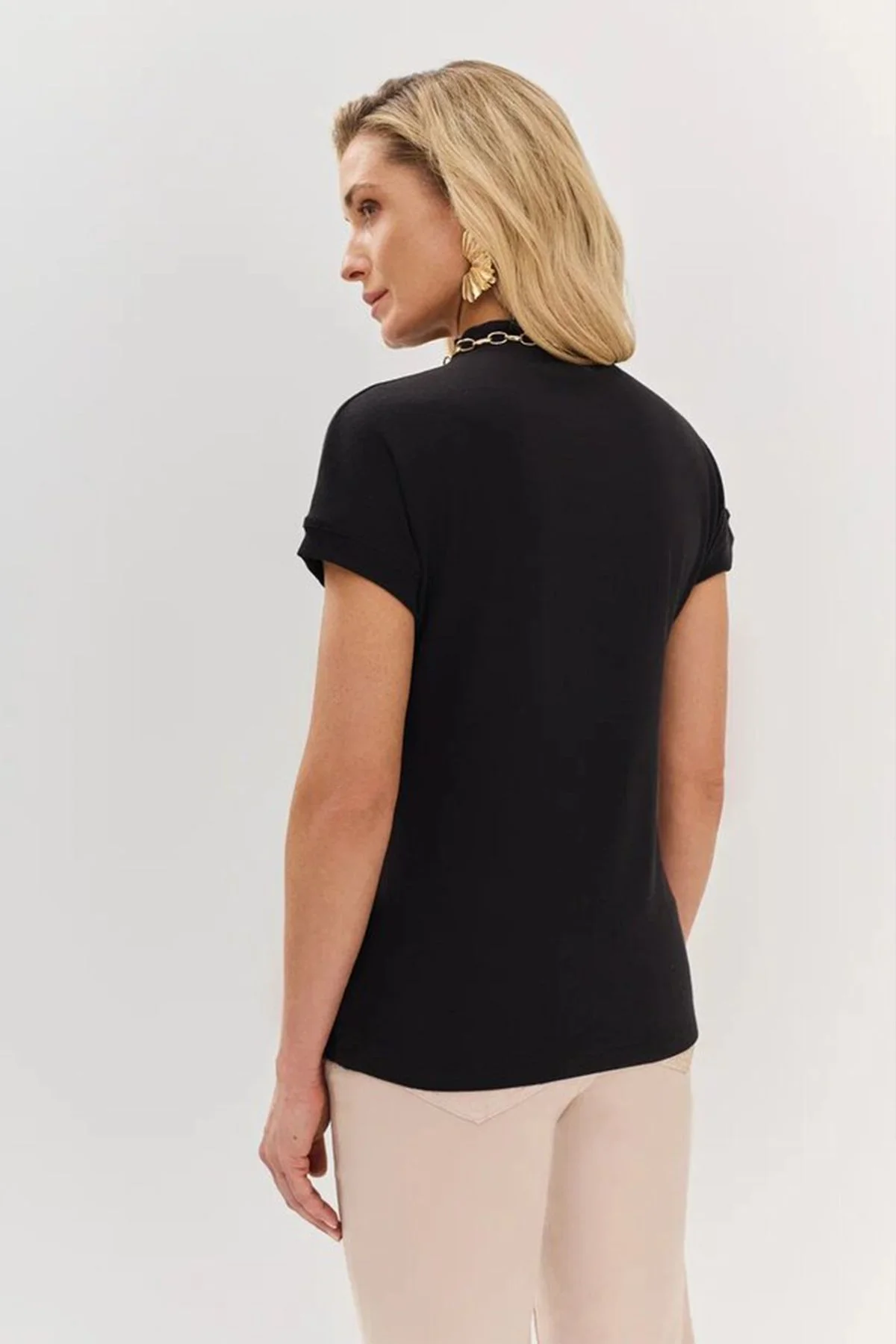 Топ чёрного цвета с цельнокроеным воротником-стойкой, 52р