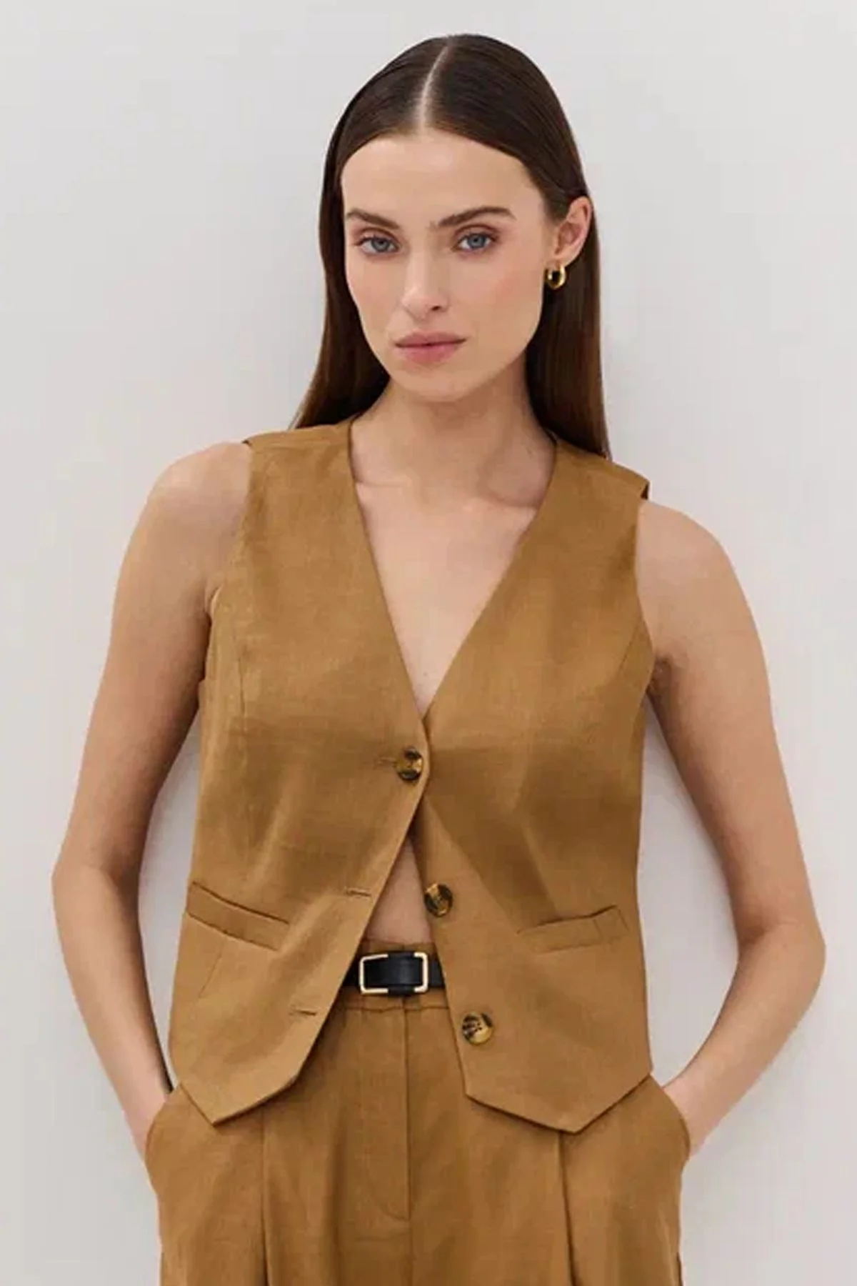 Жилетка коричневого цвета с V-образным вырезом горловины, 52