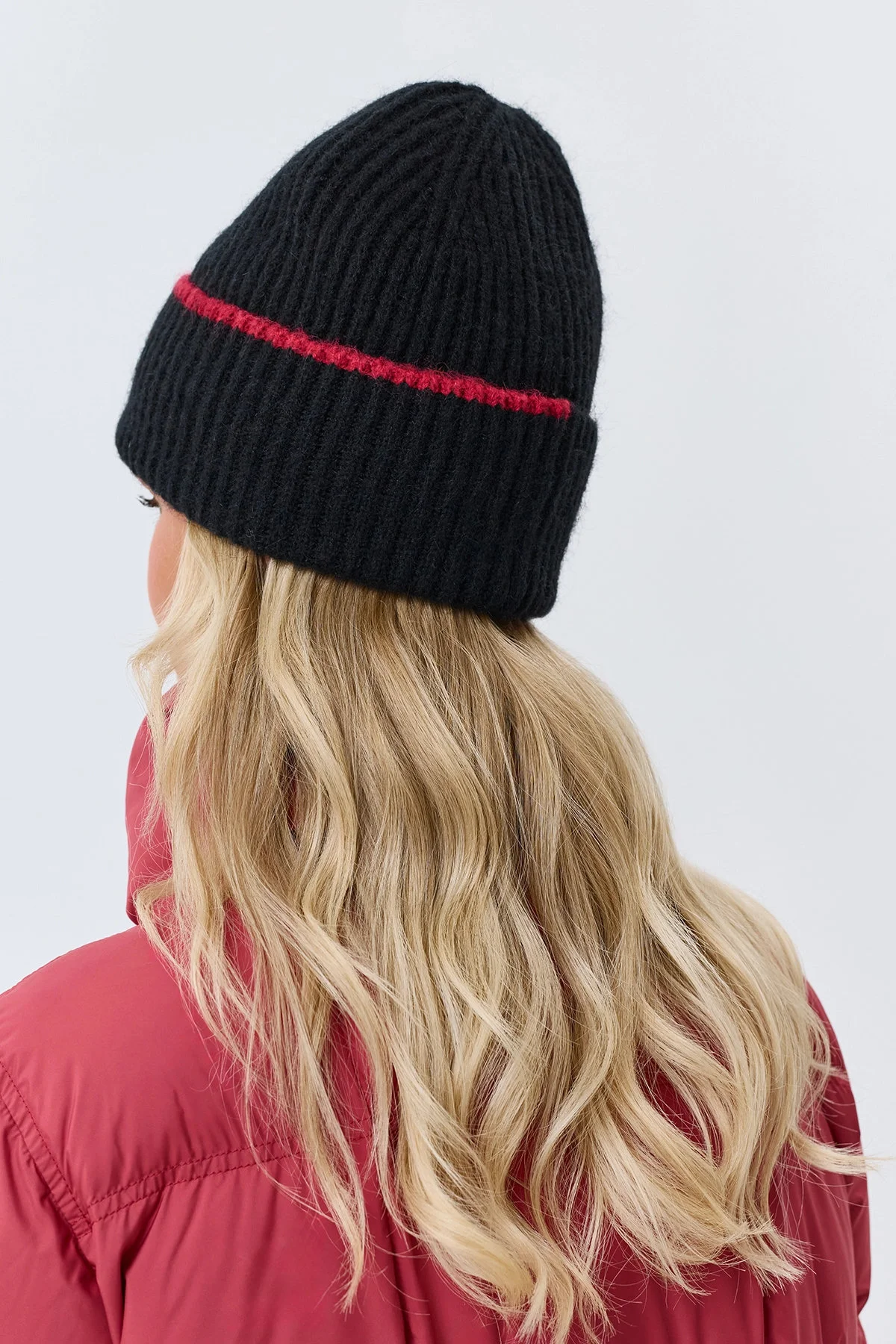 Шапка черная с контрастным кантом, One