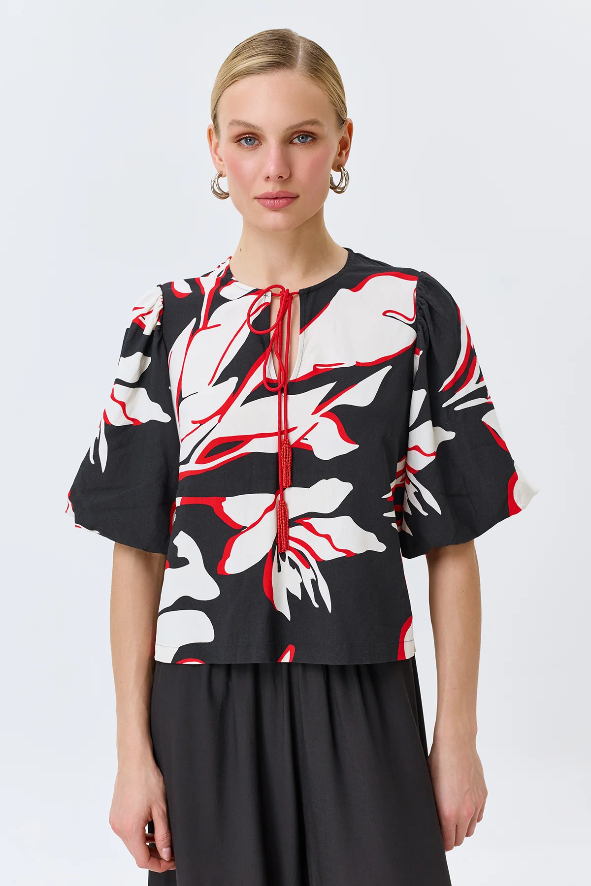 Укороченная блузка с акцентным вырезом, 40