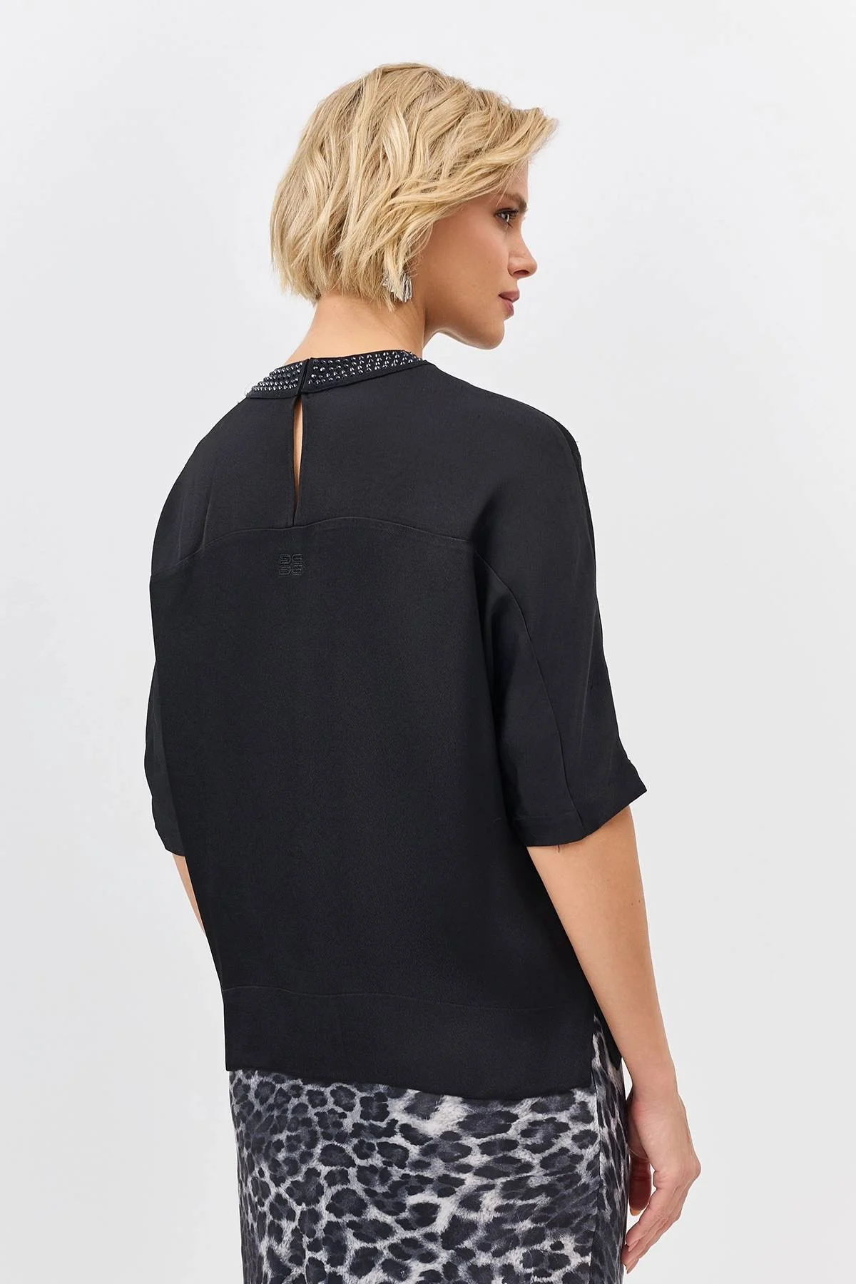 Лимитированная серия блузка с декором из страз и ремень, 36 Лимитированная серия блузка с декором из страз и ремень, 36