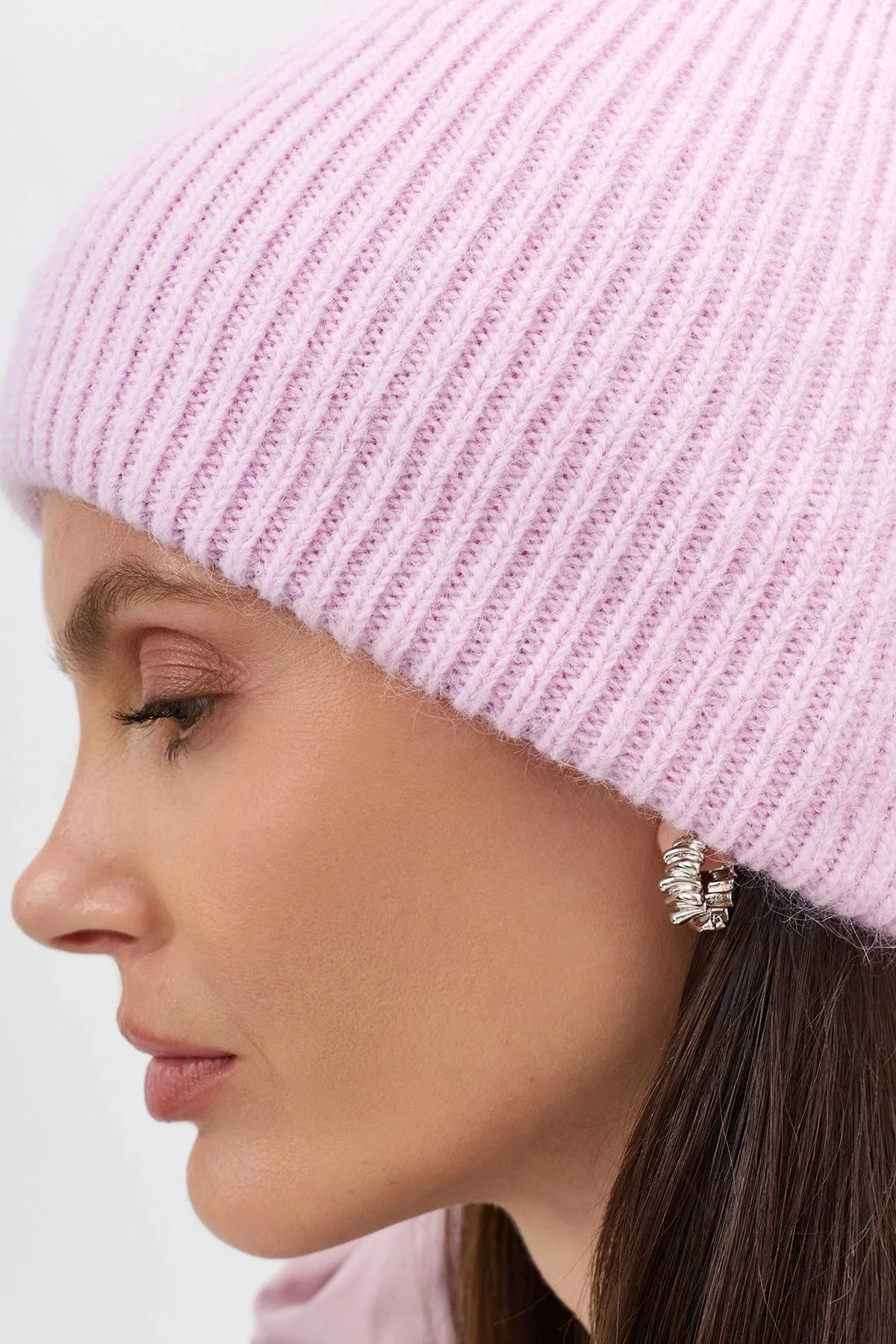 Шапка в тонкий рубчик с декором, One