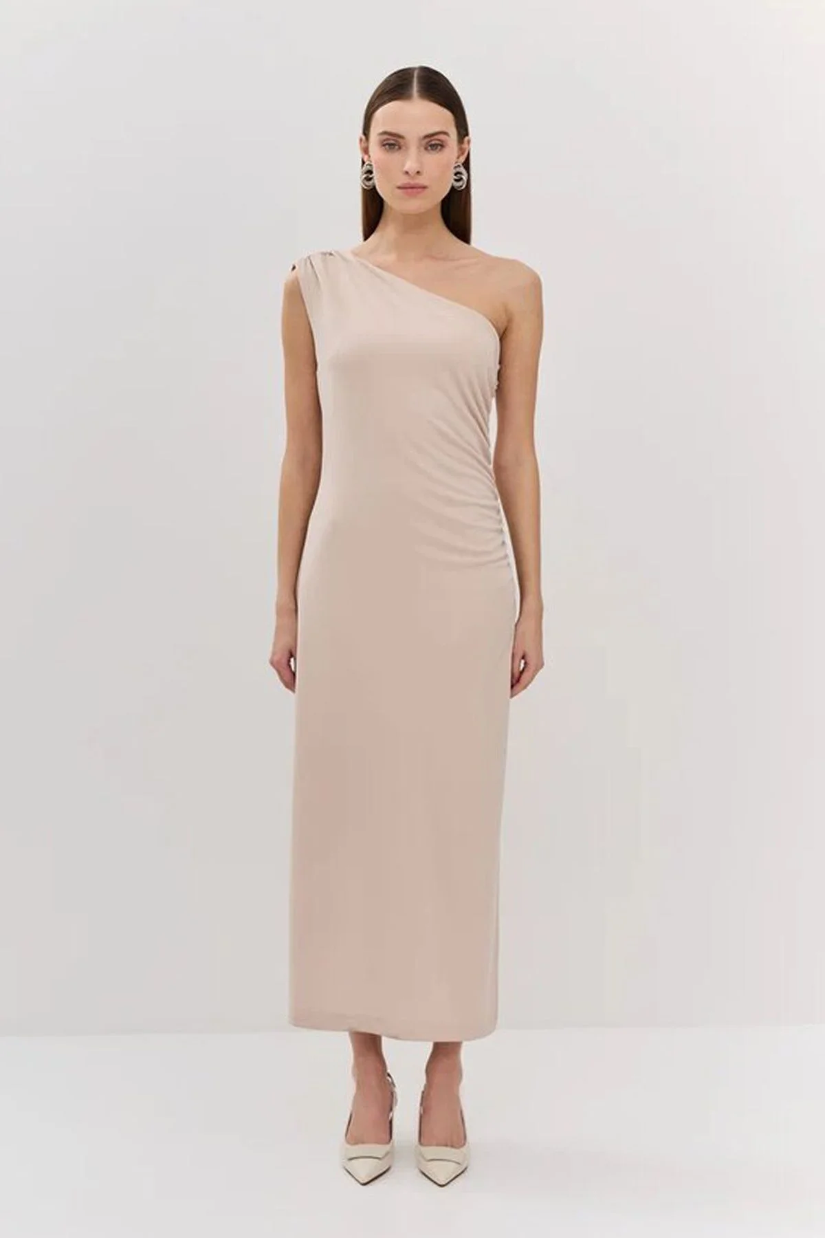 Элегантное платье на одно плечо с боковой шлицей в бежевом цвете 53868/2, 48р