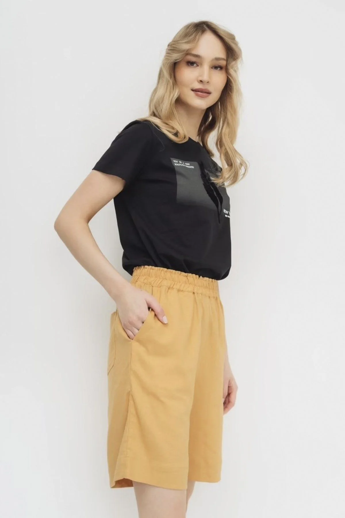 Шорты в цвете охра с эластичной резинкой на поясе, 44р