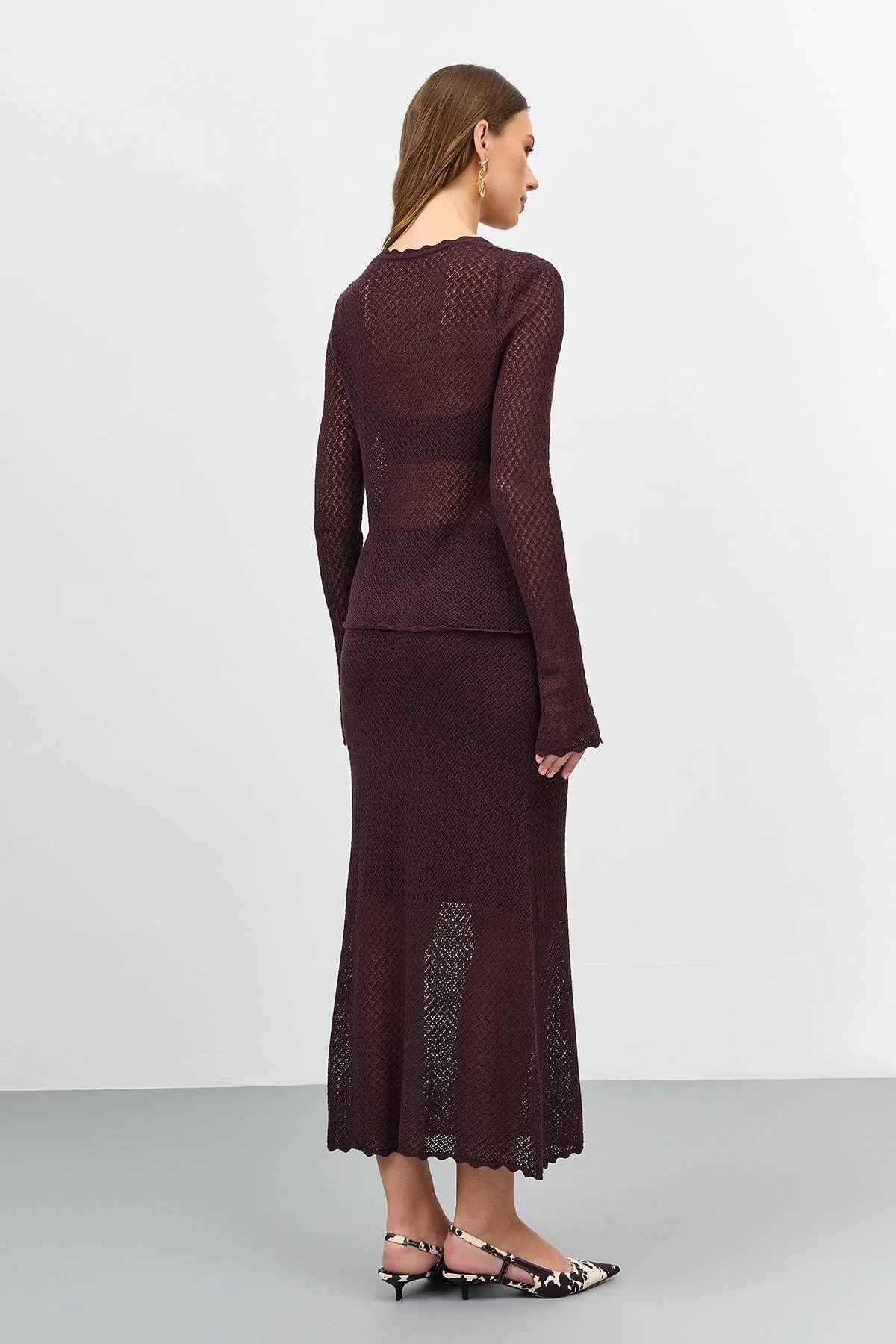 Лимитированная серия темно-коричневый джемпер с палантином, 48