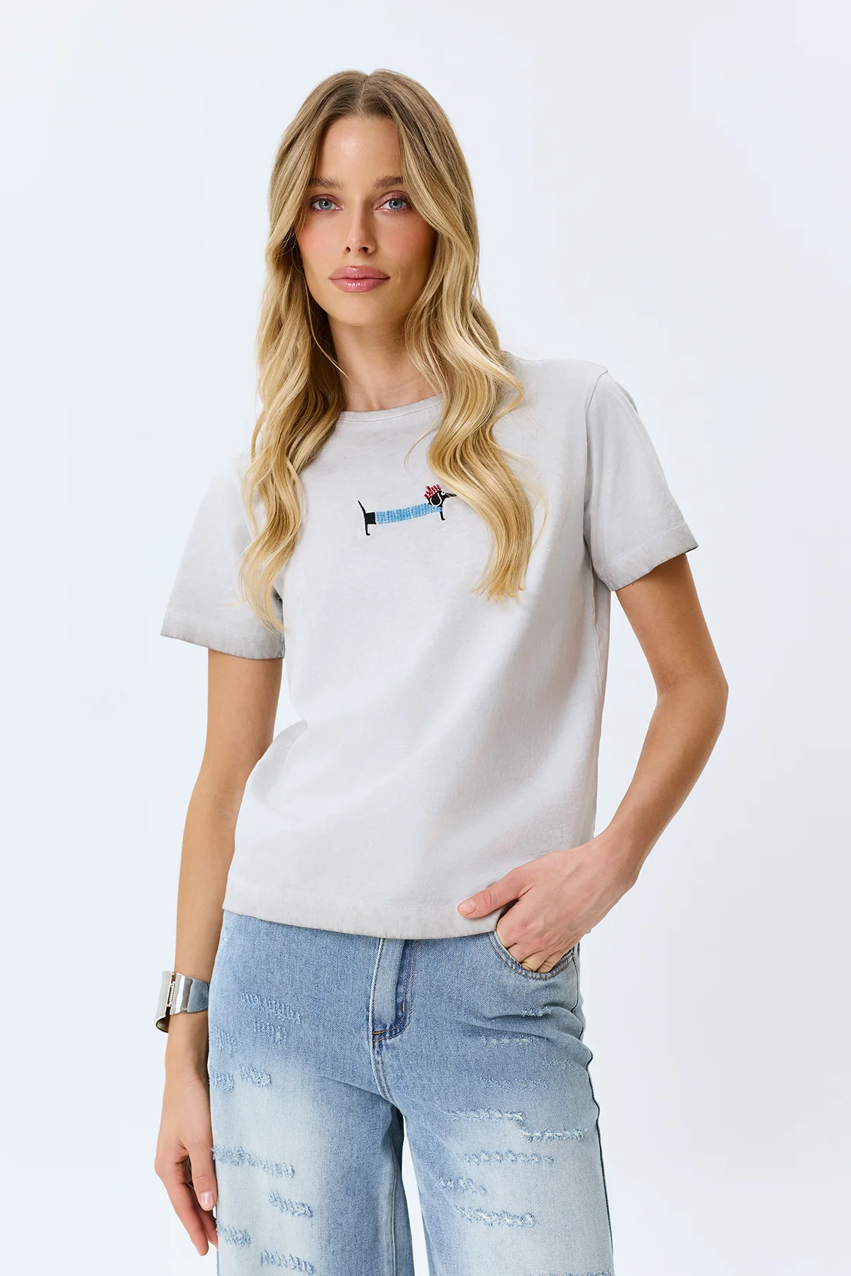 Футболка с яркой вышивкой, 44