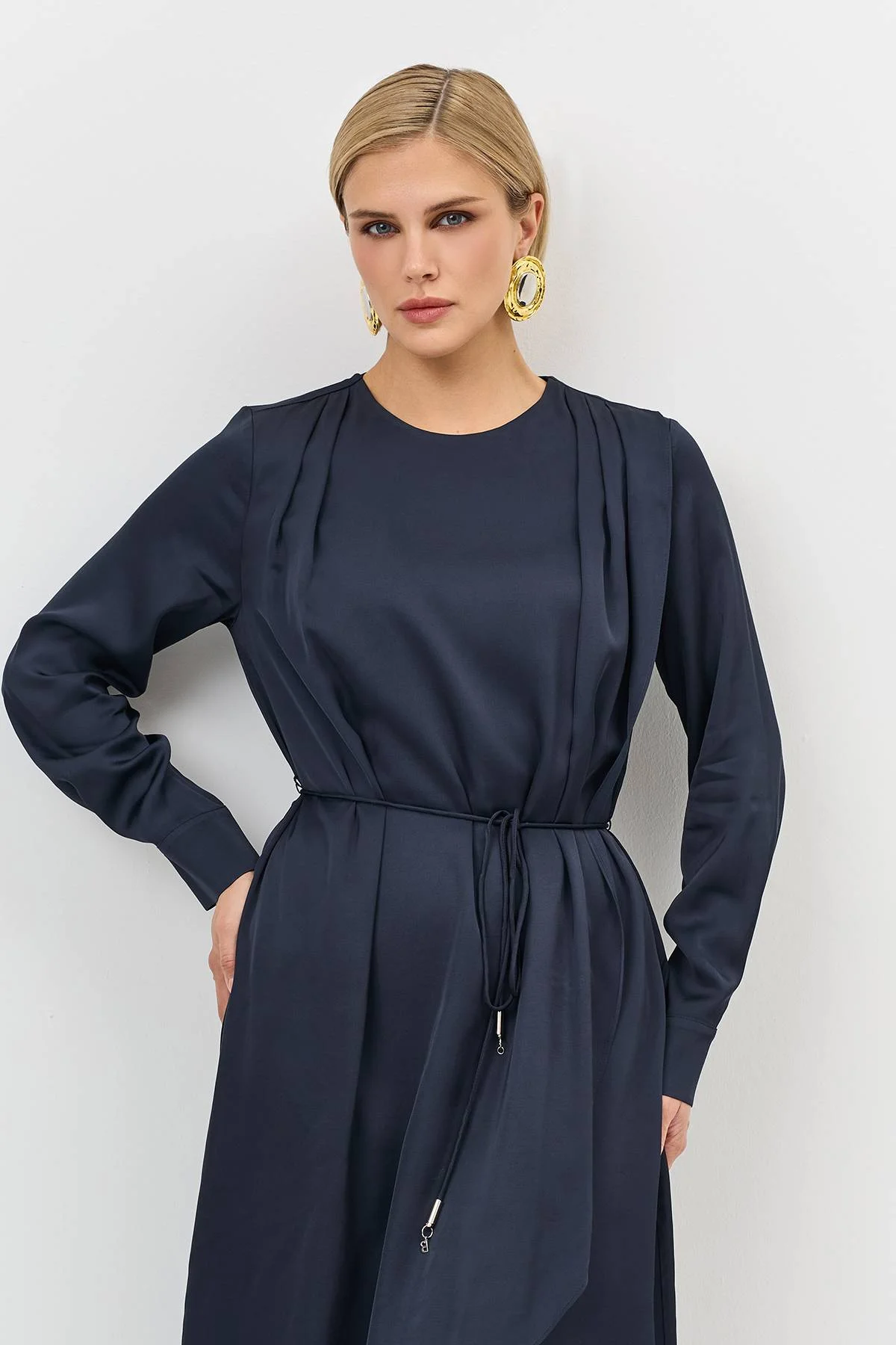 Лимитированная серия платье-миди с драпировкой и палантином, 44