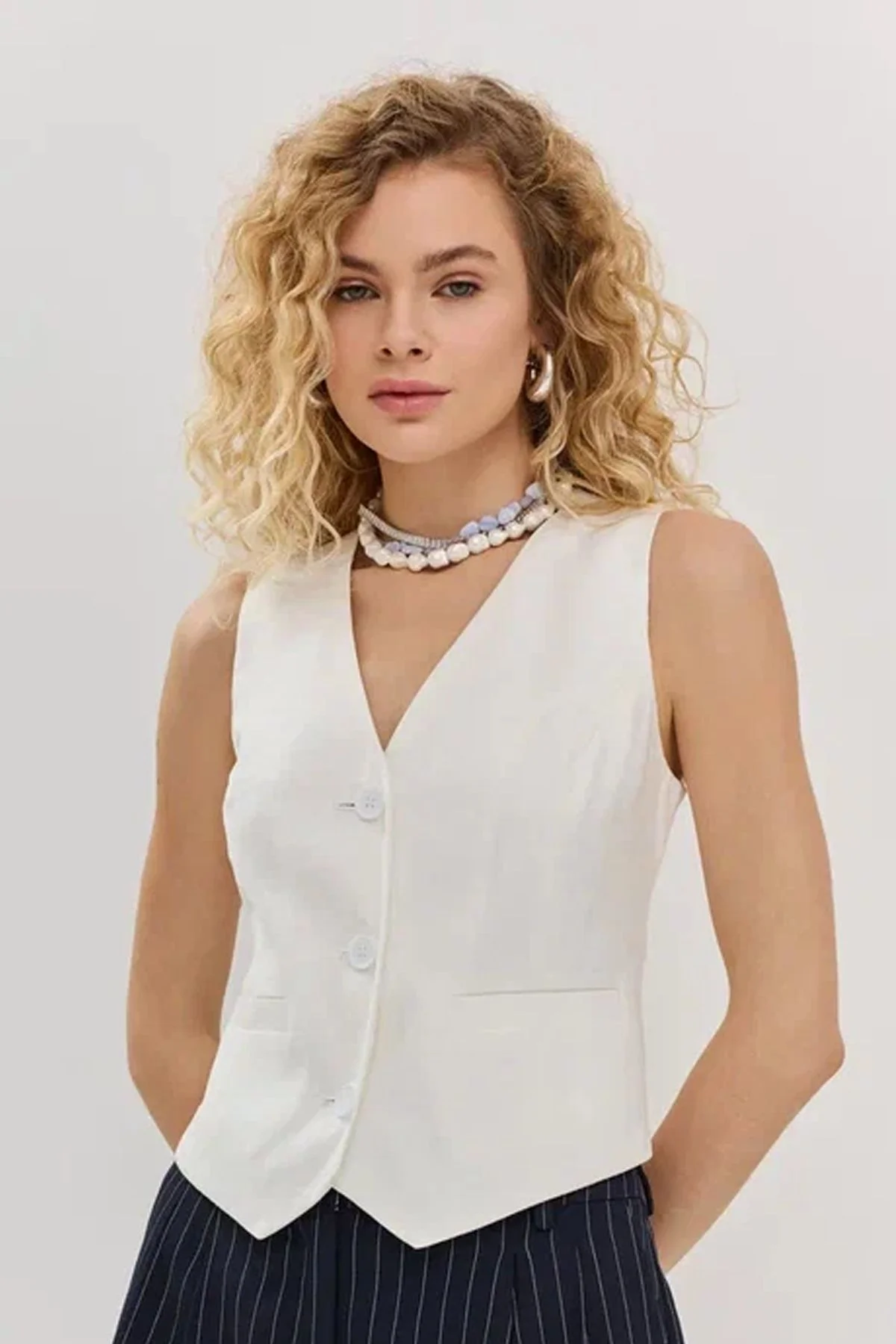 Жилетка молочного цвета с V-образным вырезом горловины, 52р