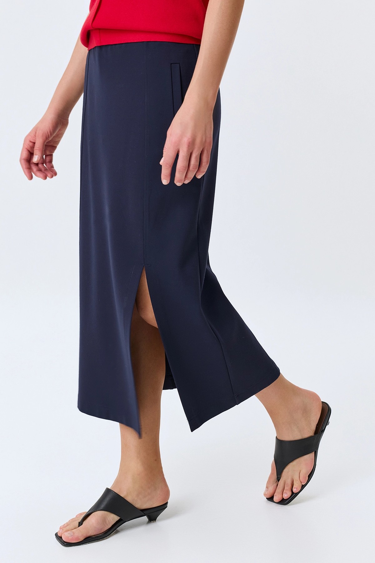 Трикотажная юбка с акцентным разрезом, 44