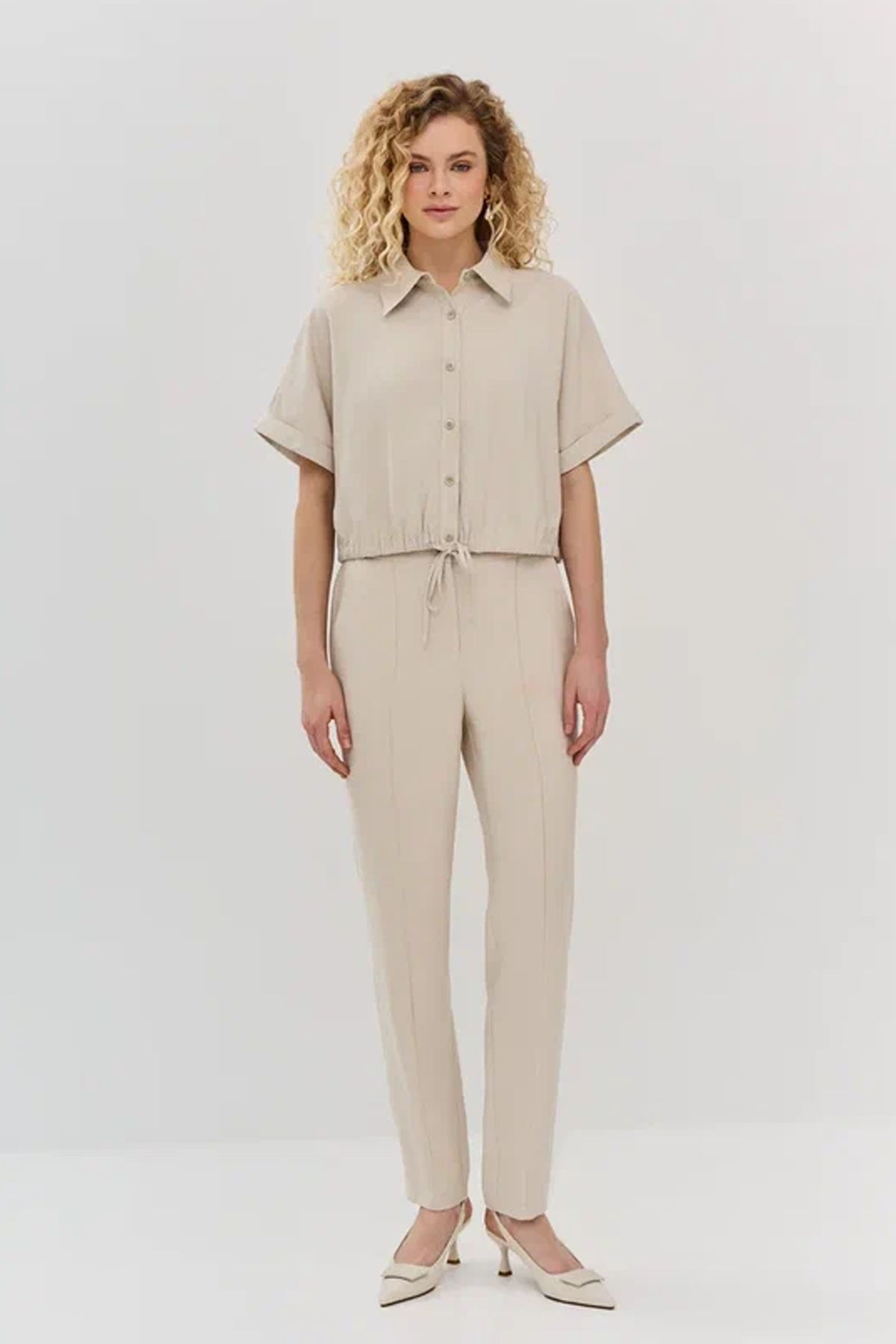 Брюки светло-бежевого цвета с зауженными штанинами, 40р